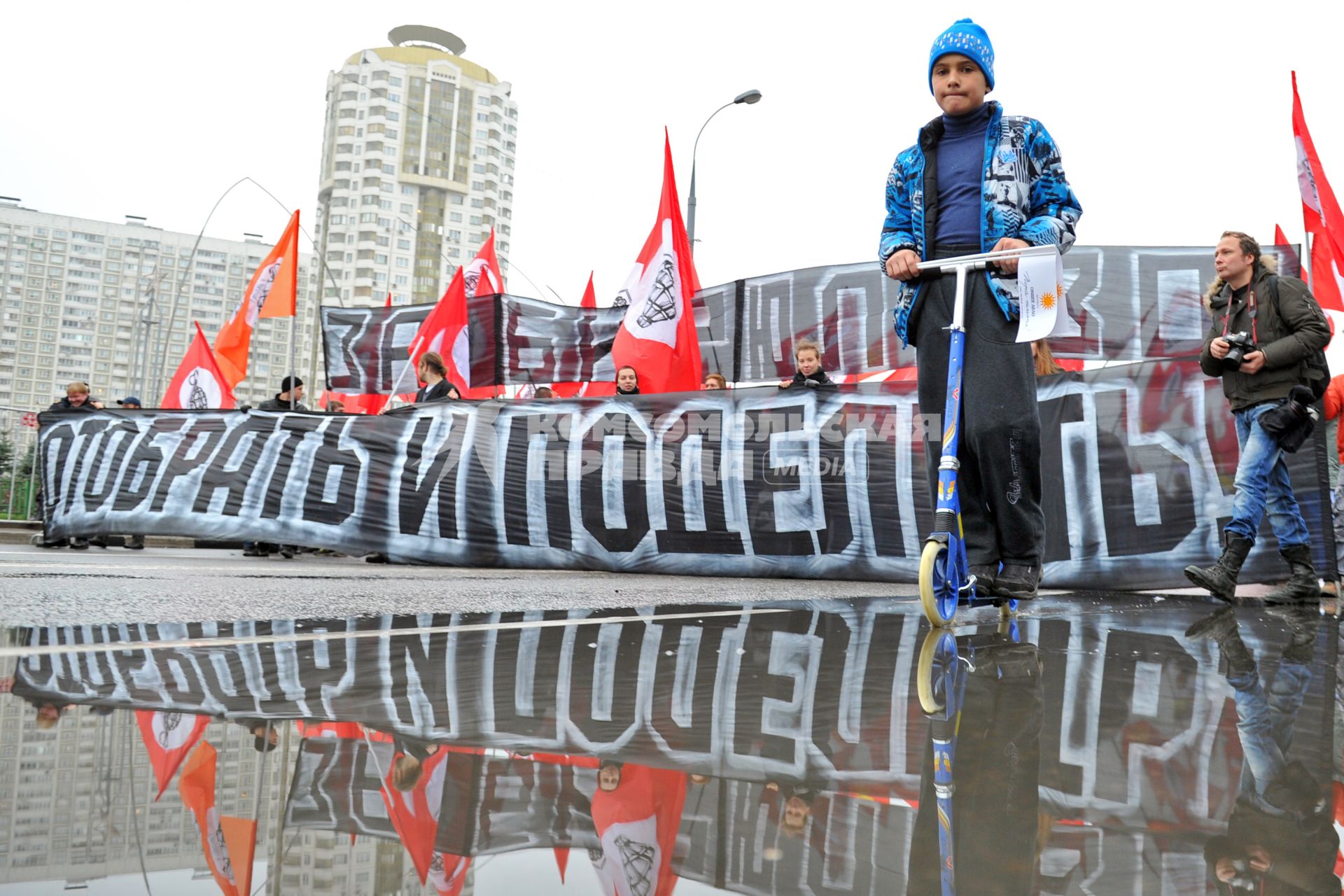 День народного единства. Улица Перерва. На снимке: митингующие держат плакат `За Бирюлево! Отобрать и поделить!` во время акции `Русский марш` в Люблино.