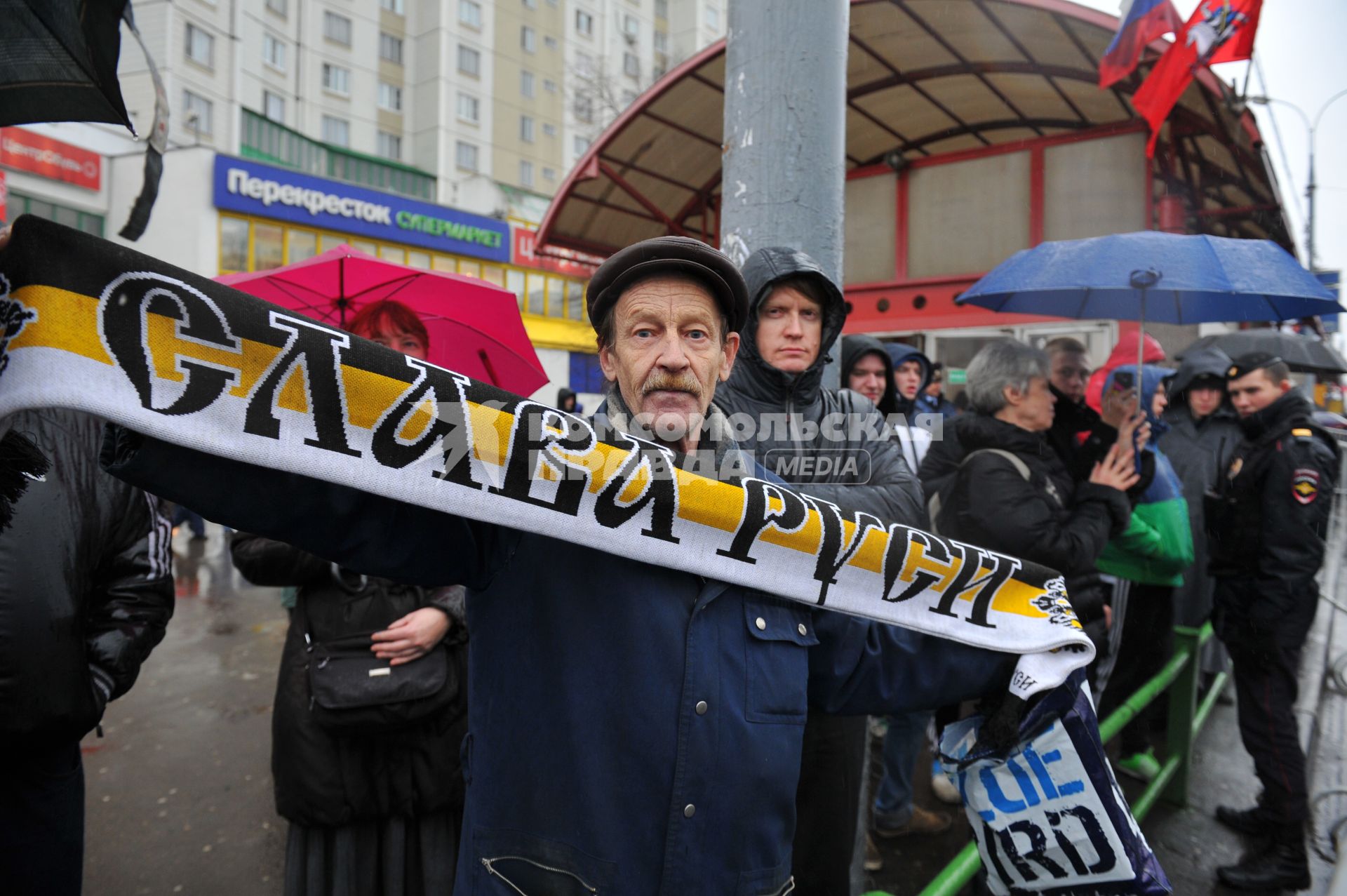 День народного единства. Улица Перерва. На снимке: митингующий держит имперский шарф `Слава Руси` во время акции `Русский марш` в Люблино.