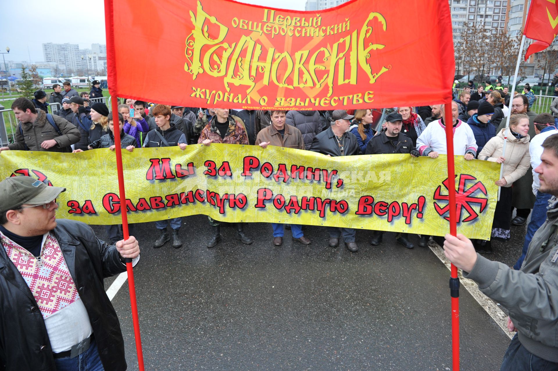 День народного единства. На снимке: митингующие во время акции `Русский марш` в Люблино.