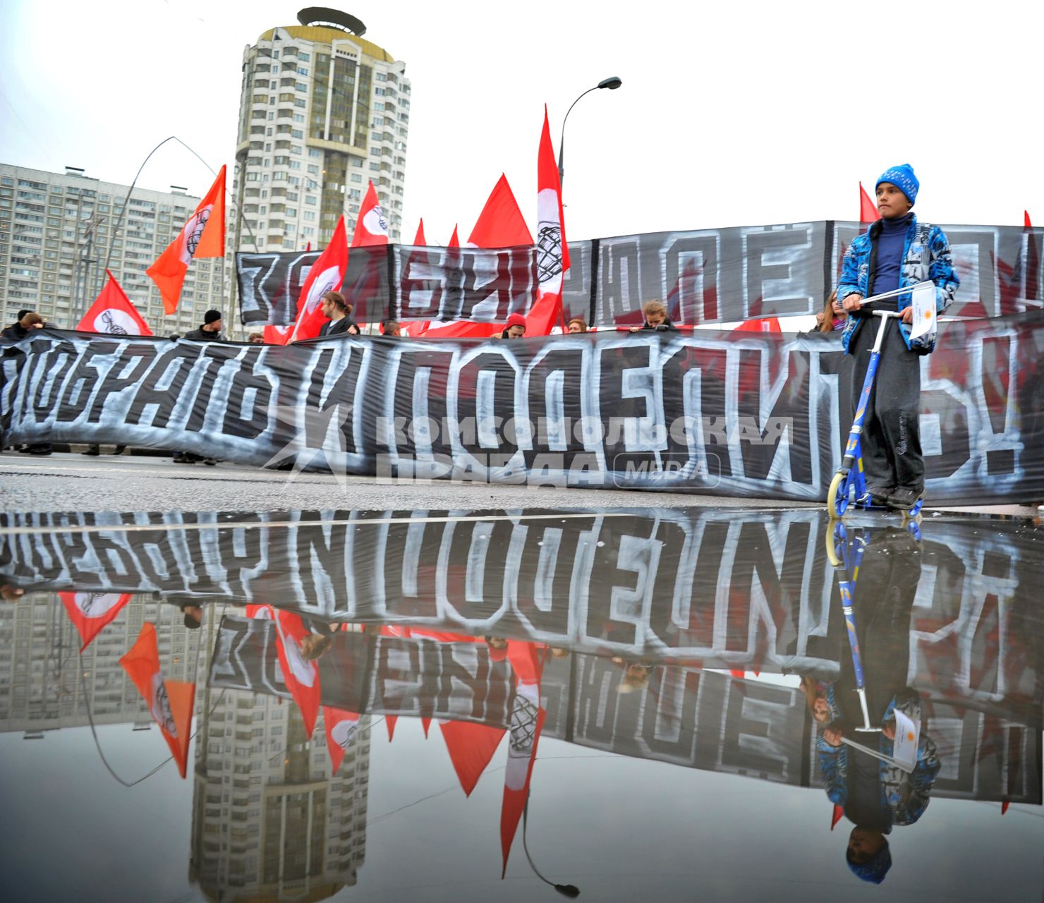 День народного единства. Улица Перерва. На снимке: митингующие держат плакат `За Бирюлево! Отобрать и поделить!` во время акции `Русский марш` в Люблино.