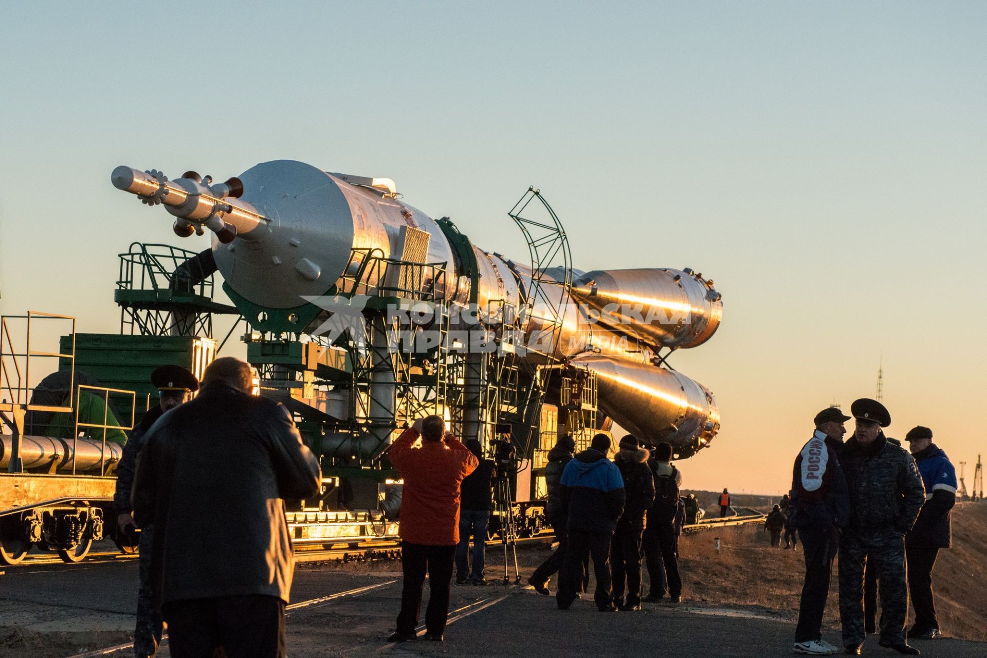 Транспортировка ракеты-носителя `Союз-ФГ` с олимпийской символикой Сочи-2014 на борту и с пилотируемым кораблем `Союз ТМА-11М` для установки на `Гагаринский старт` космодрома `Байконур`.