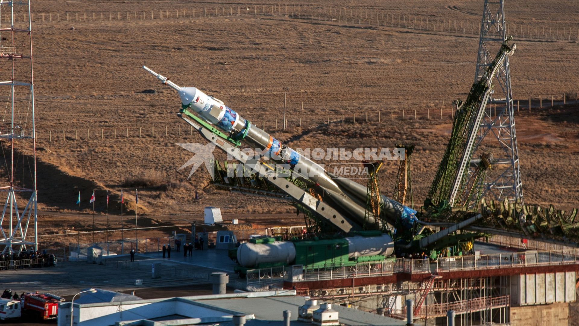 Ракета-носитель `Союз-ФГ` с олимпийской символикой Сочи-2014 на борту и космическим кораблем `Союз ТМА-11М` во время установки на `Гагаринский старт` космодрома `Байконур`.