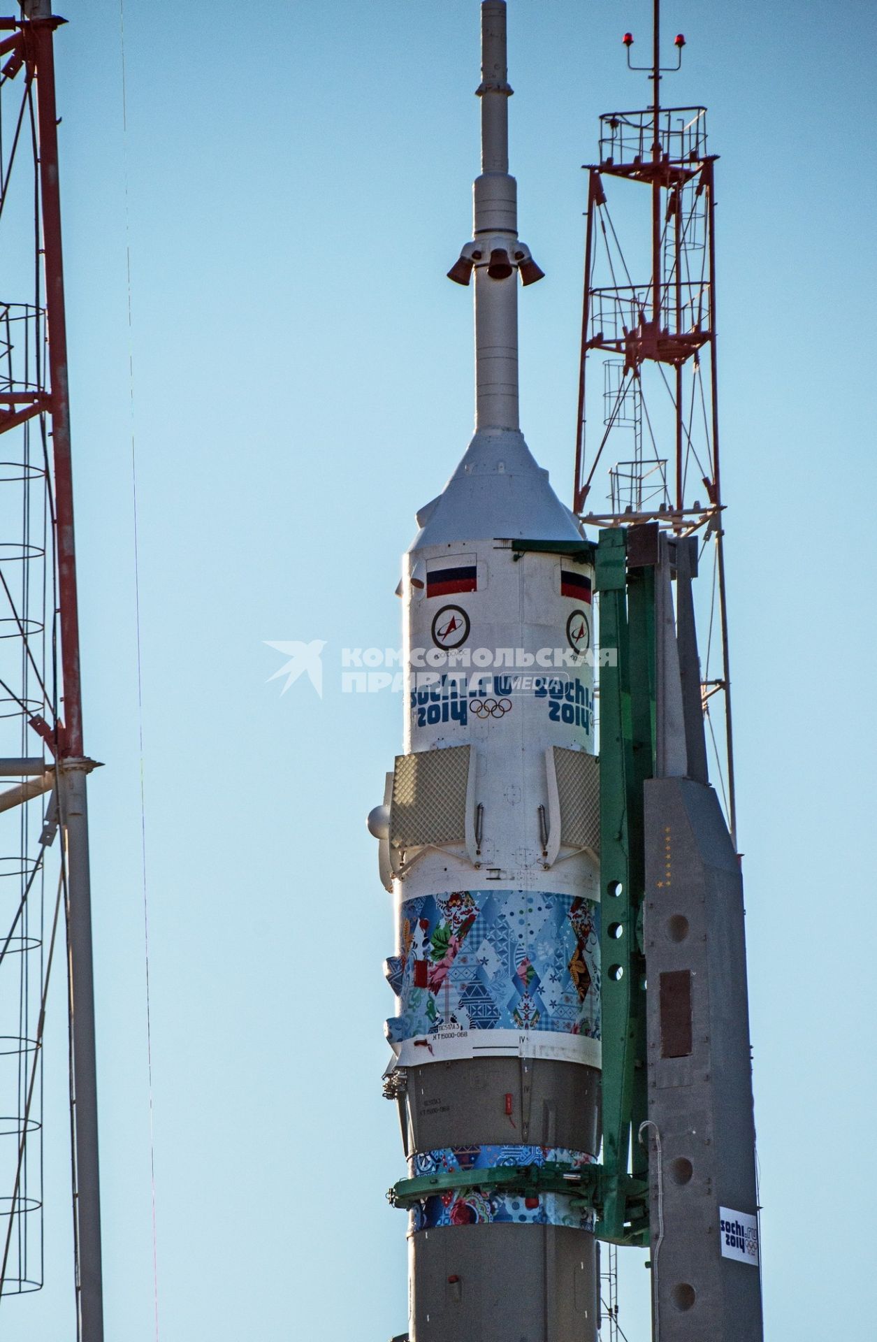Ракета-носитель `Союз-ФГ` с олимпийской символикой Сочи-2014 на борту и космическим кораблем `Союз ТМА-11М` во время установки на `Гагаринский старт` космодрома `Байконур`.