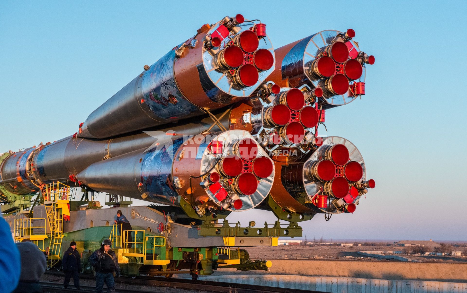 Транспортировка ракеты-носителя `Союз-ФГ` с олимпийской символикой Сочи-2014 на борту и с пилотируемым кораблем `Союз ТМА-11М` для установки на `Гагаринский старт` космодрома `Байконур`.