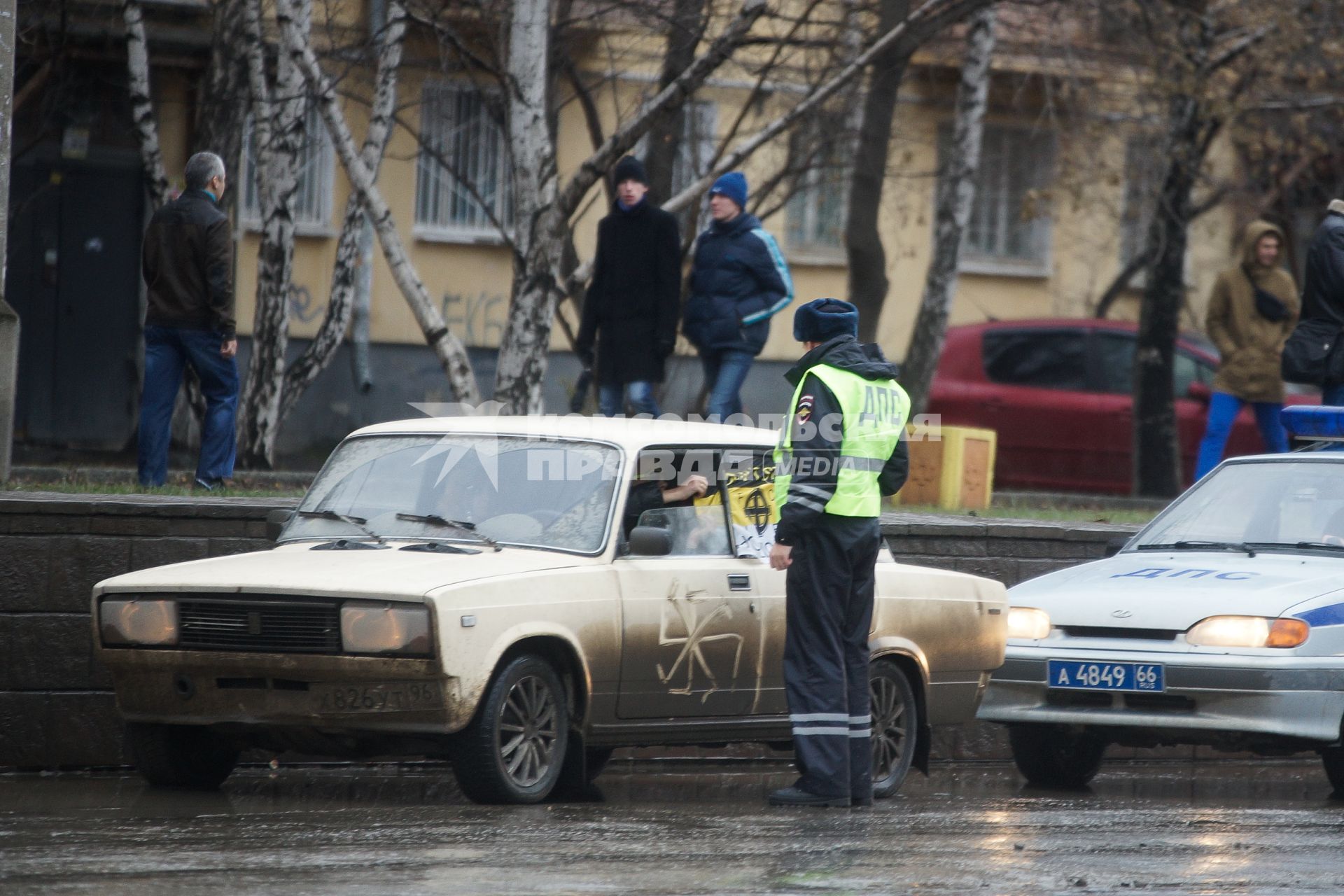 Русский марш в Екатеринбурге. На снимке: полицейский остановил автомобиль чтобы водитель снял имперский флаг.