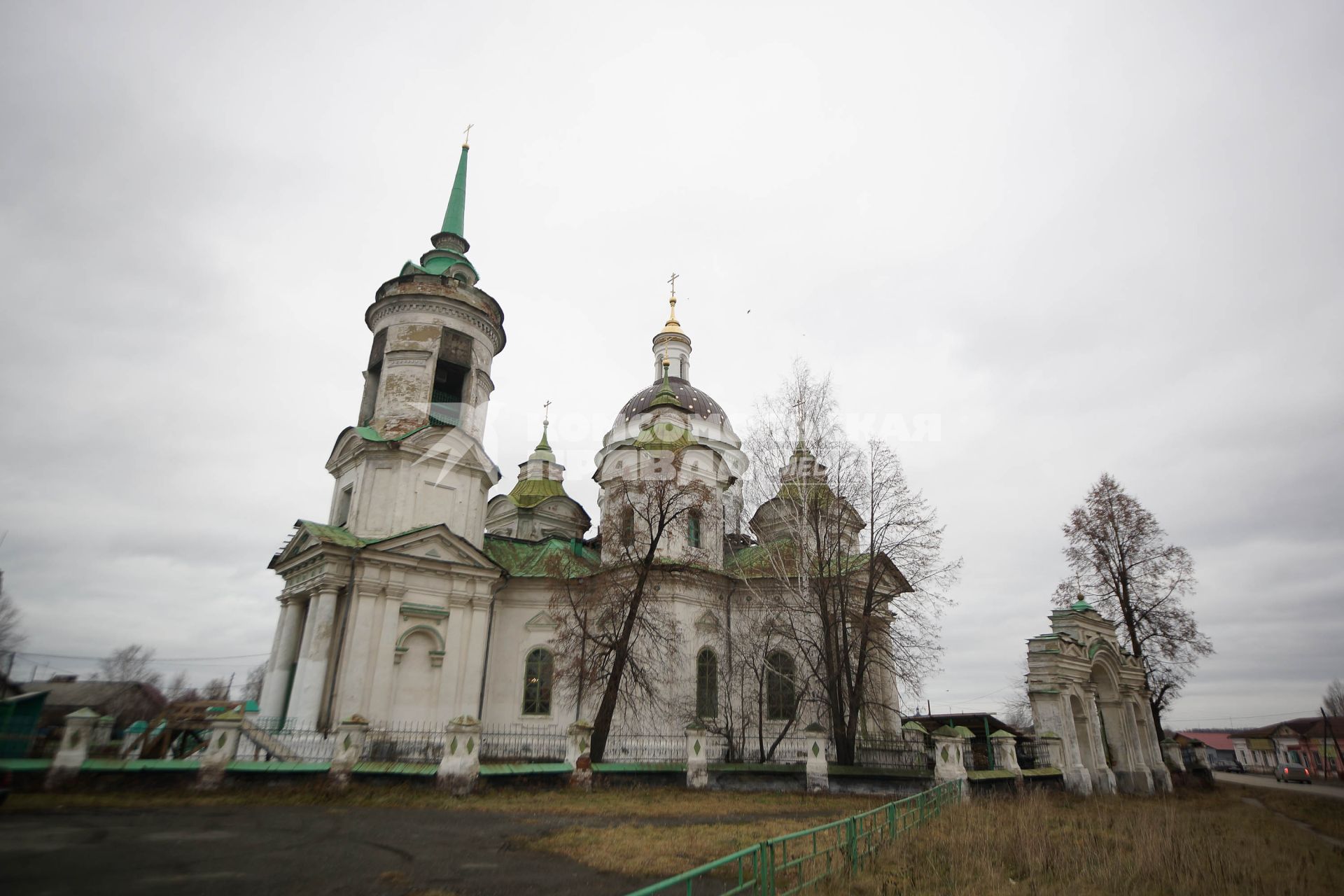 Храм святителя Николая в поселке Быньги Свердловской области. На снимке: вид храма снаружи.