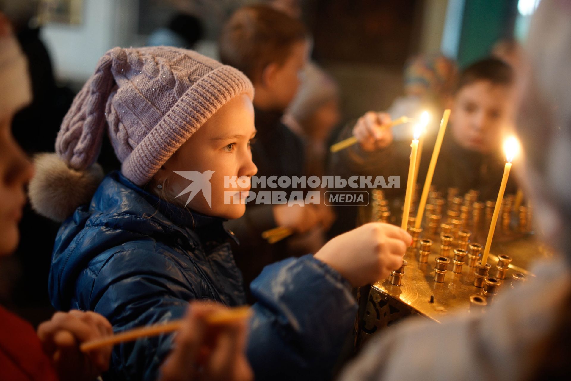 Храм святителя Николая в поселке Быньги Свердловской области. На снимке: ребенок со свечой.