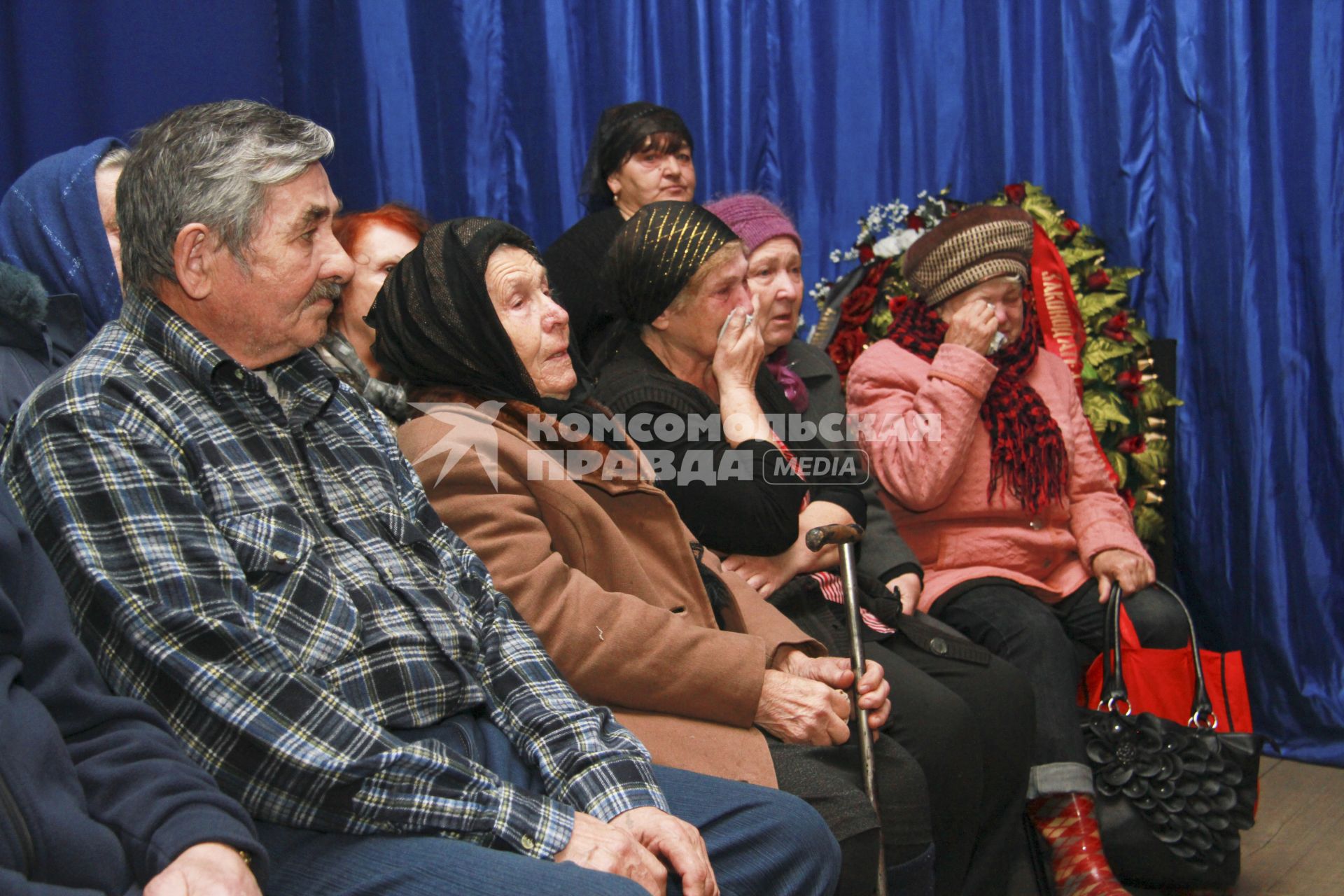 Родственники Алексея рядом с гробом.