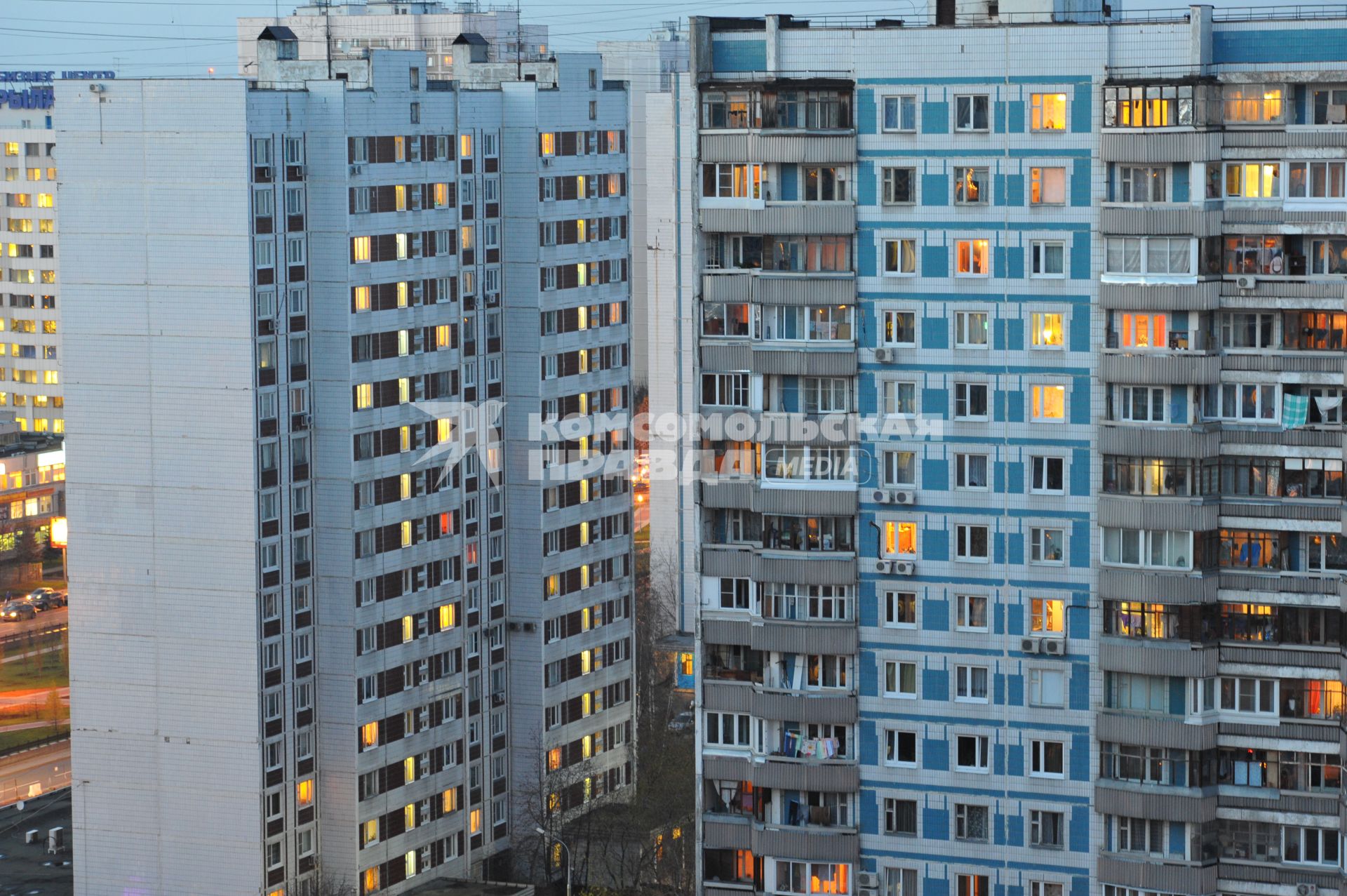 Осенний бульвар дом 16/2, где в разное время по неосторожности и намеренно, люди выпадали из окон. На снимке: детская площадка во дворе дома.