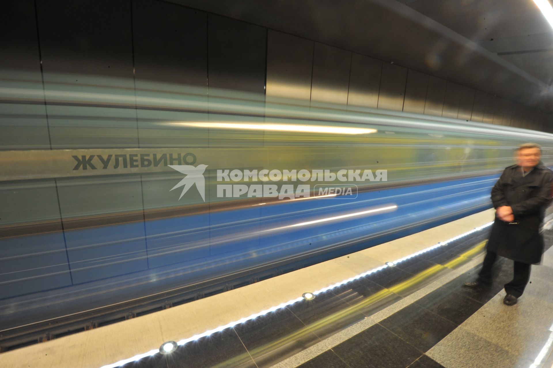 Открытие станции метро `Жулебино`. На снимке: пассажир метрополитена на платформе.