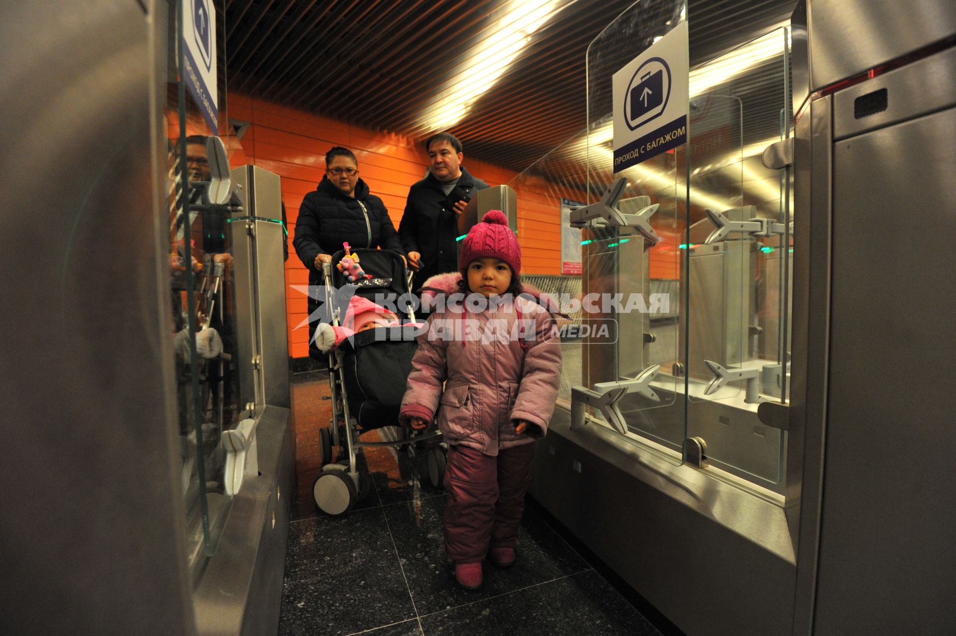 Открытие станции метро `Жулебино`. На снимке: пассажиры метрополитена у турникетов.