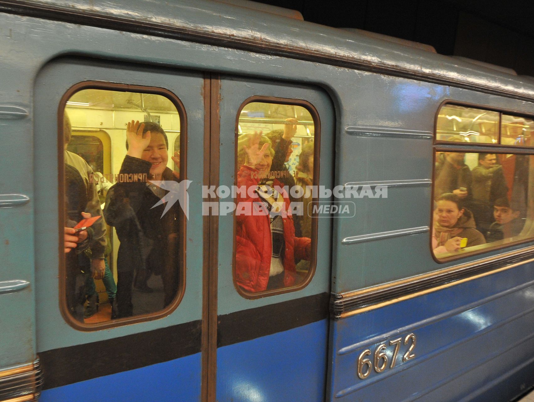 Открытие станции метро `Жулебино`. На снимке: пассажиры метрополитена в вагоне поезда
