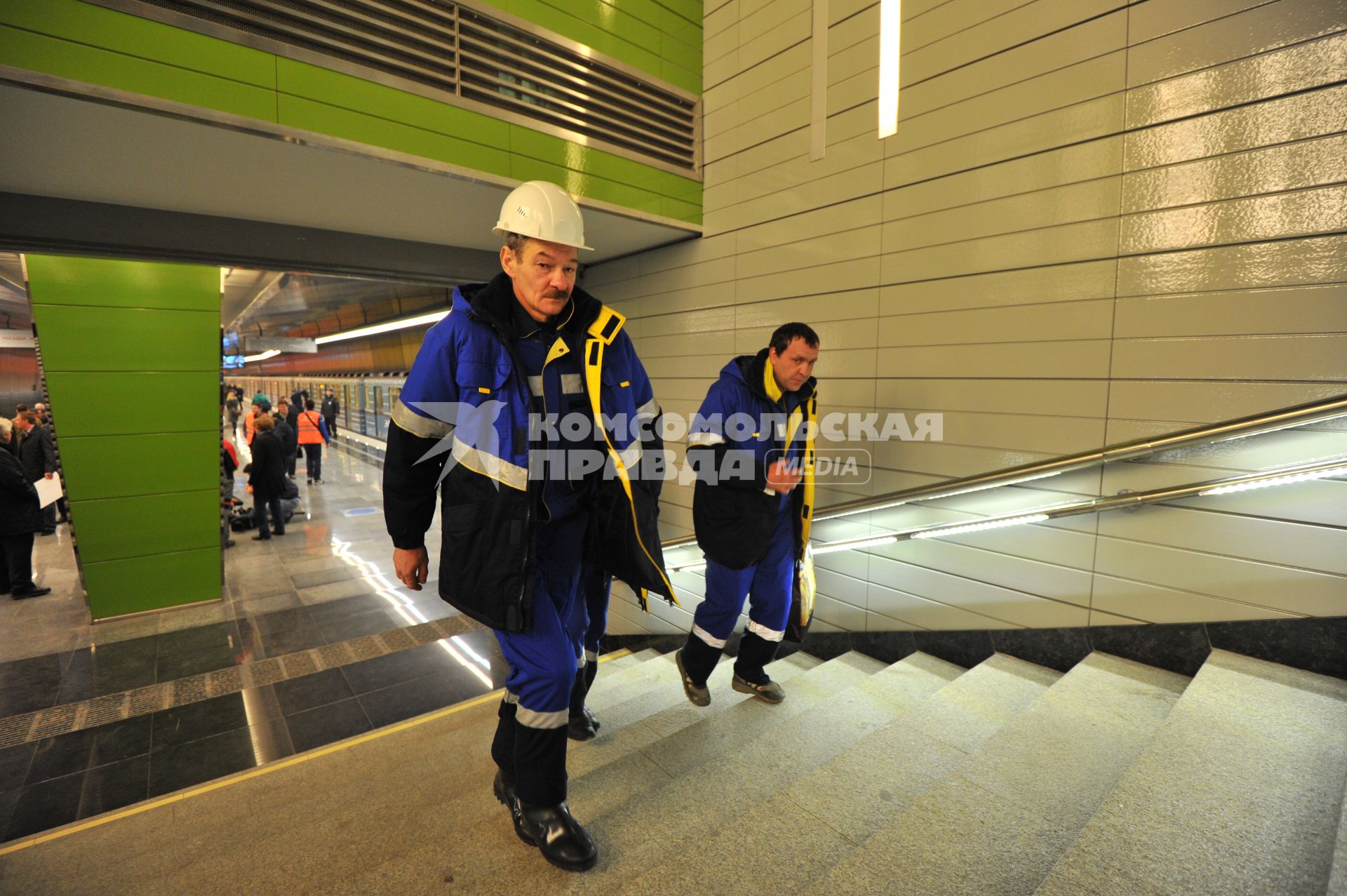 Открытие станции метро `Жулебино`. На снимке: сотрудники метрополитена на ступенях лестницы.
