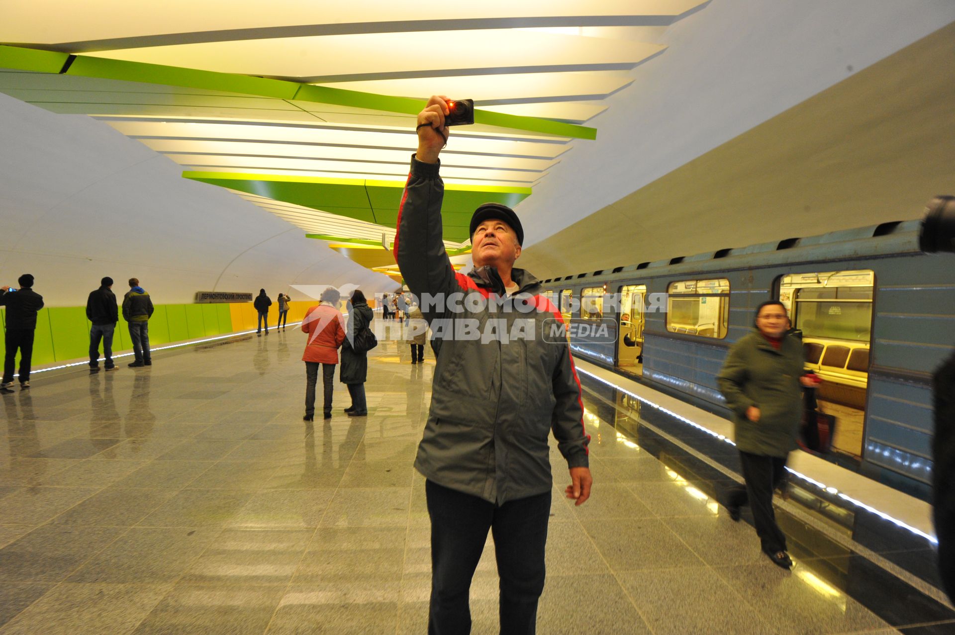 Открытие станции метро `Лермонтовский проспект`. На снимке: мужчина фотографирует на смартфон перечень станций метро.