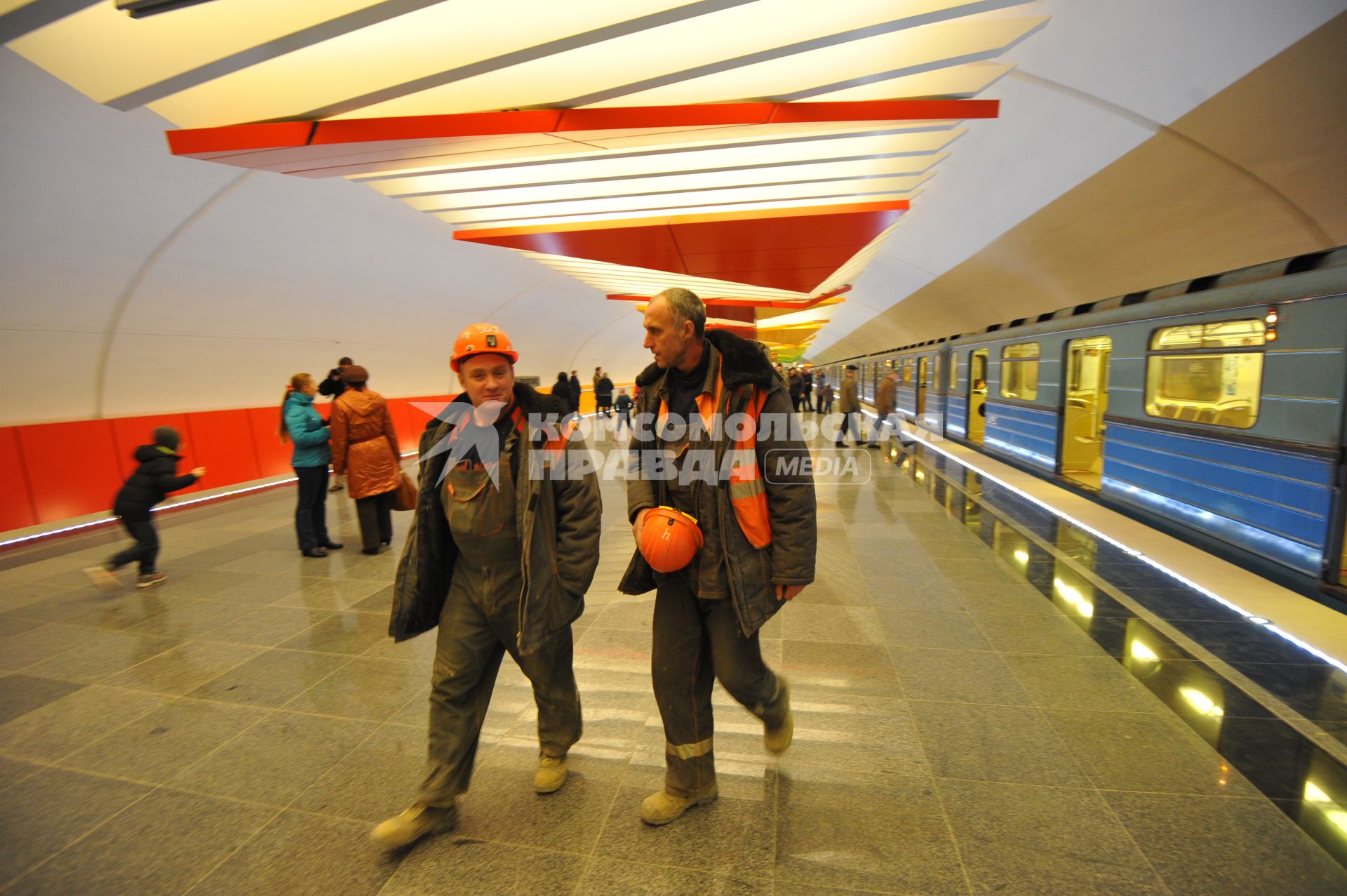 Открытие станции метро `Лермонтовский проспект`. На снимке: мужчины в рабочей одежде на платформе.