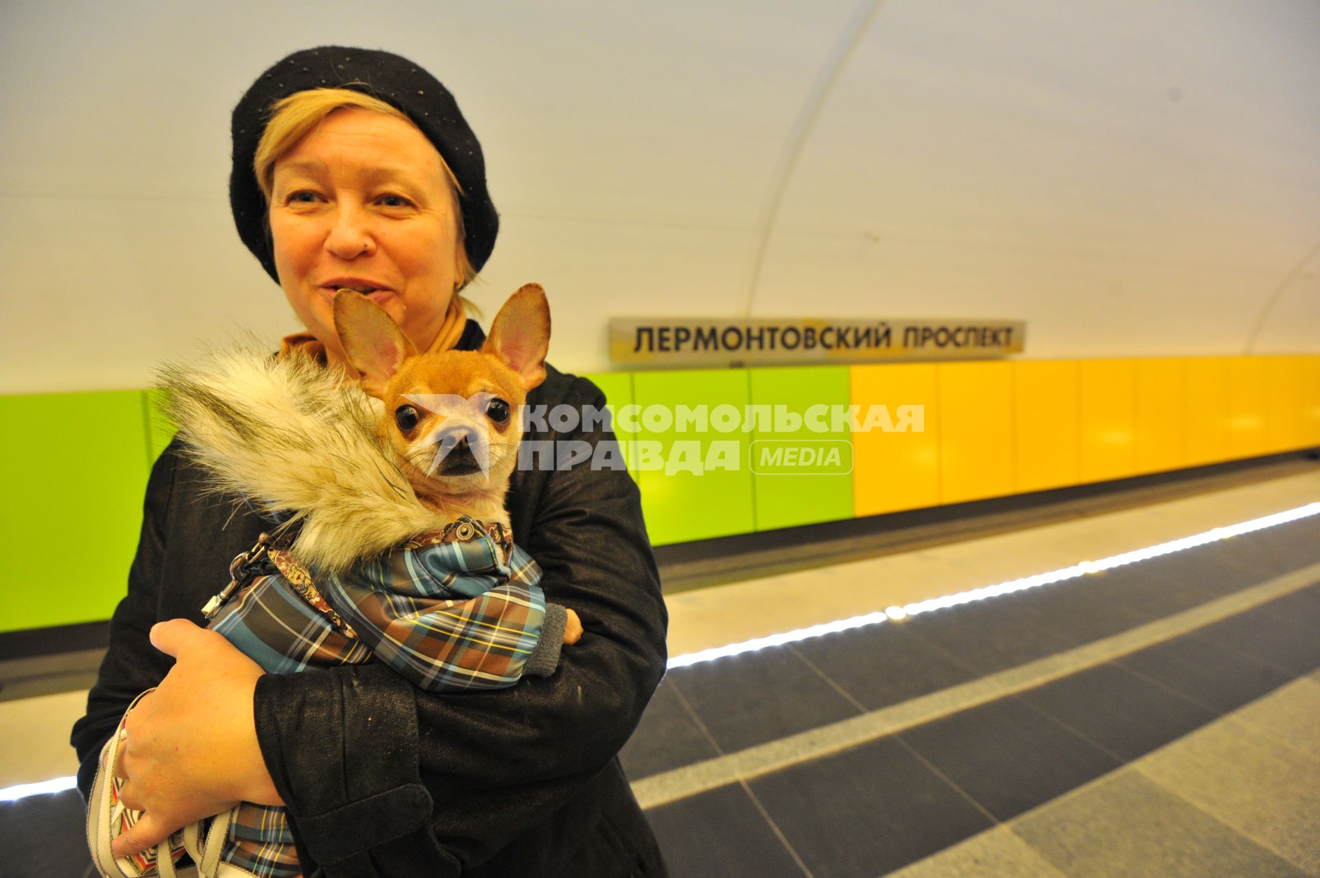 Открытие станции метро `Лермонтовский проспект`. На снимке:  пассажирка метрополитена с собачкой на руках.