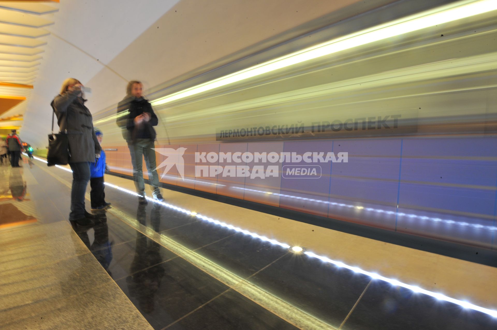 Открытие станции метро `Лермонтовский проспект`. На снимке: пассажиры метрополитена  на платформе.
