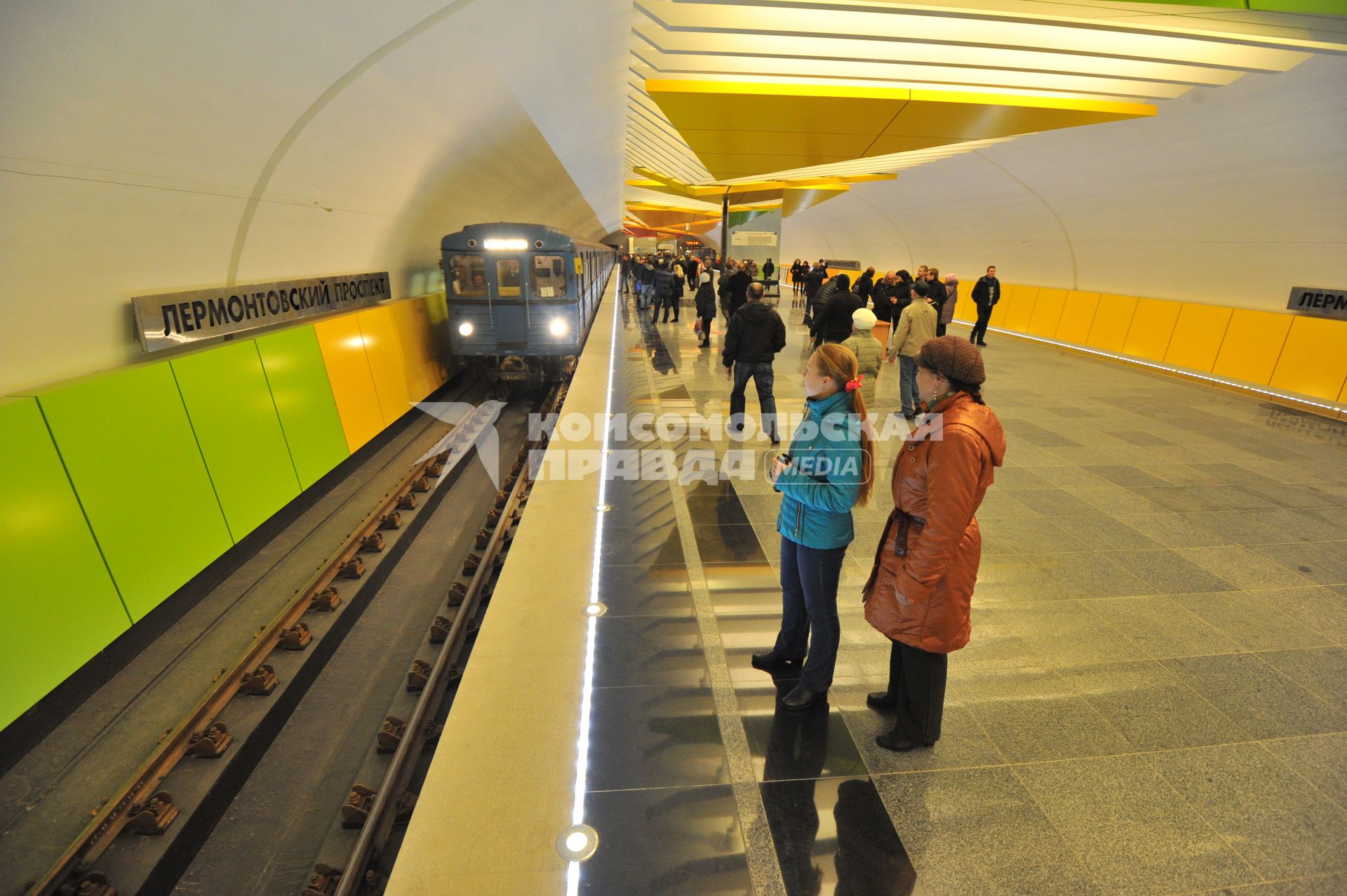 Открытие станции метро `Лермонтовский проспект`. На снимке: пассажиры метрополитена на платформе