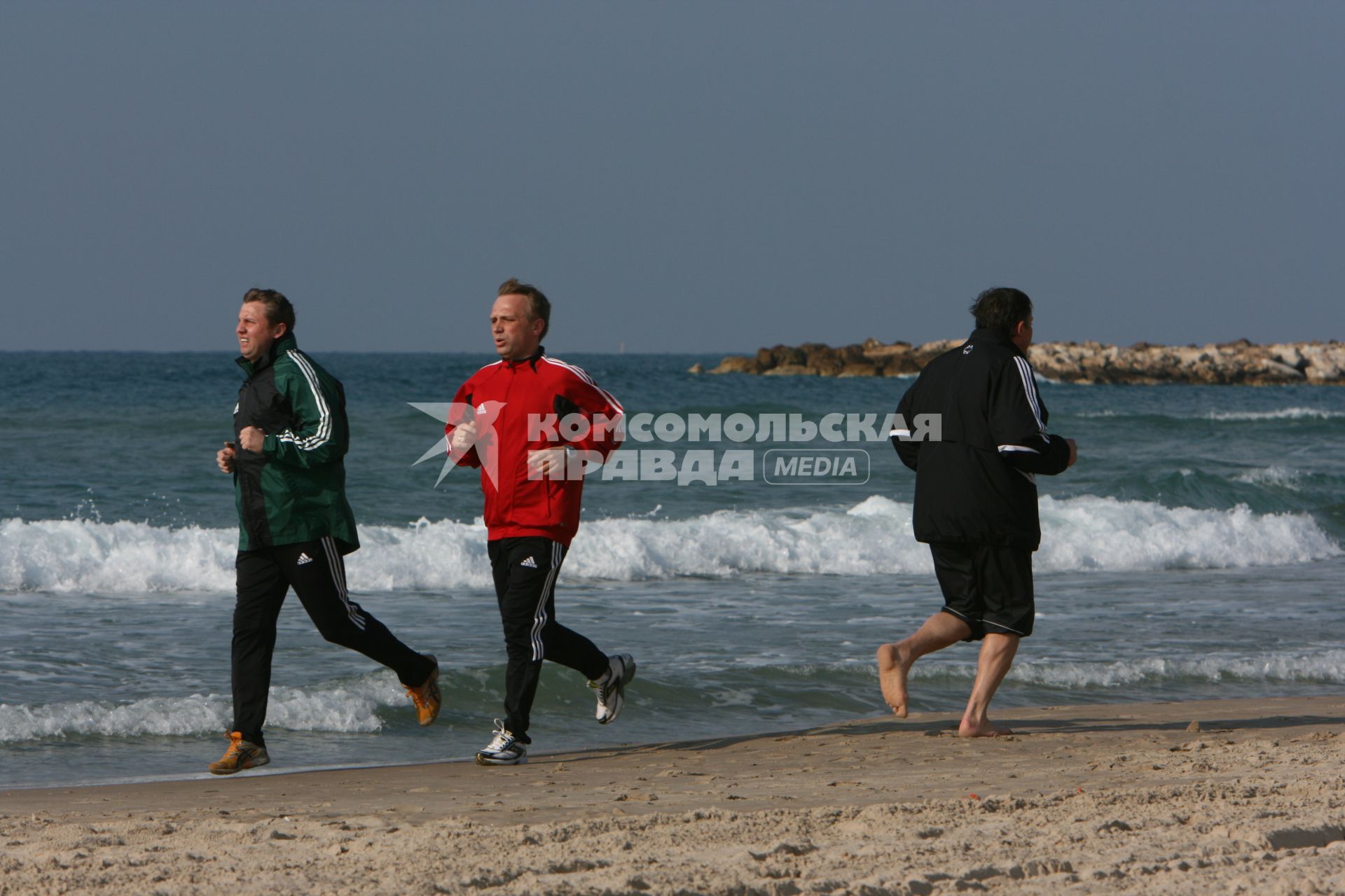 Пляж Тель-Авива. На снимке: мужчины во время пробежки.