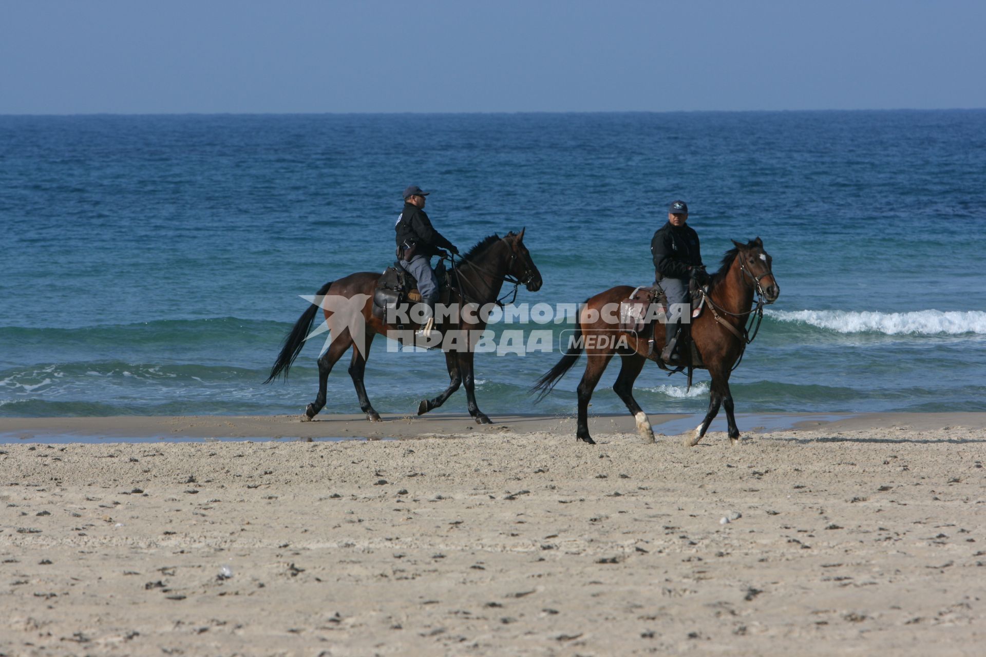 Пляж Тель-Авива. На снимке: конная полиция.