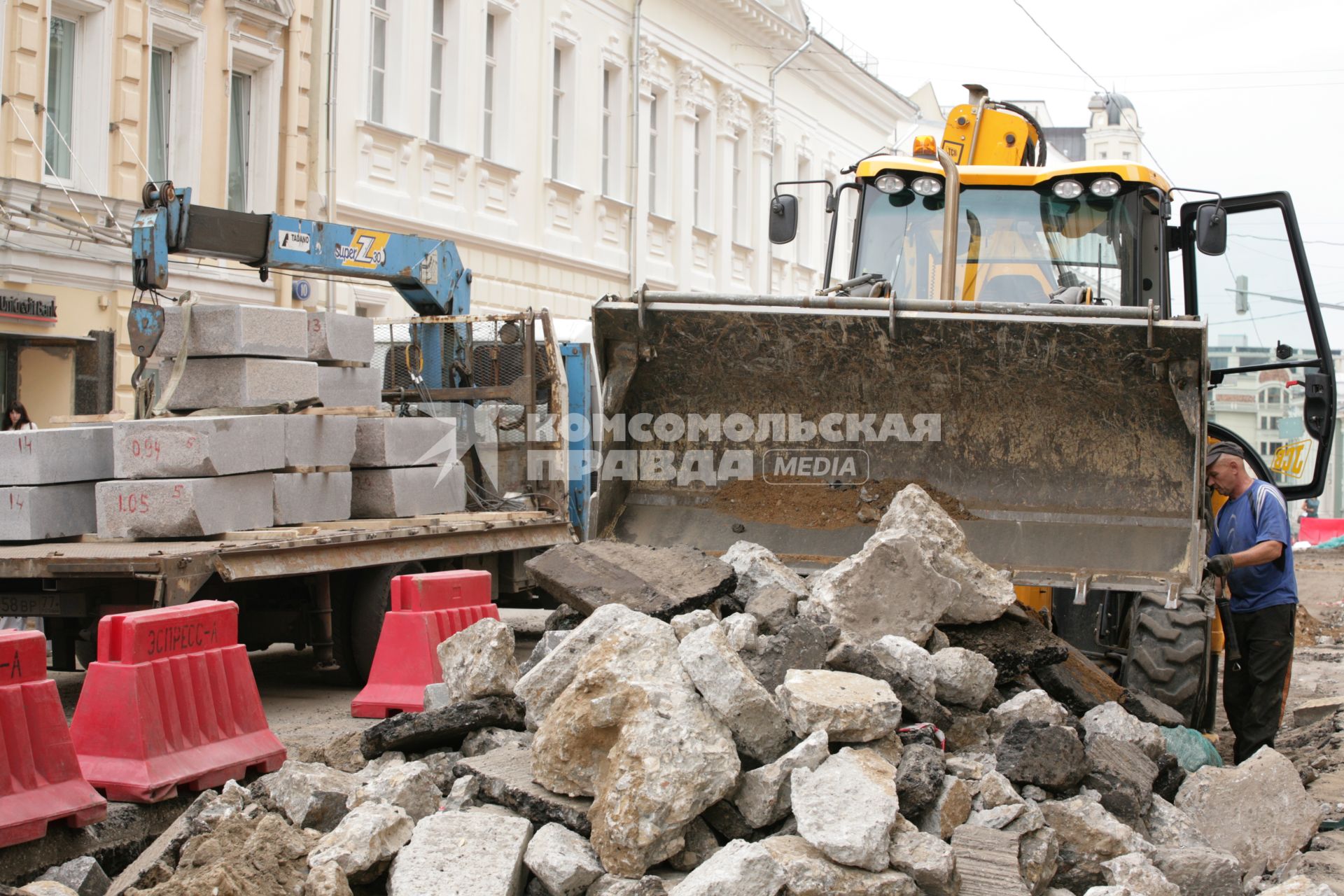 Улица Большая Дмитровка. Дорожно-ремонтные работы по замене асфальта. На снимке: бульдозер.