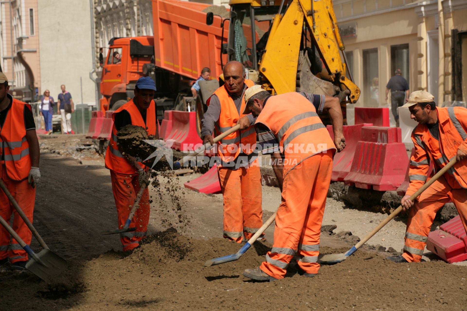 Улица Большая Дмитровка. Дорожно-ремонтные работы по замене асфальта. На снимке: рабочие.