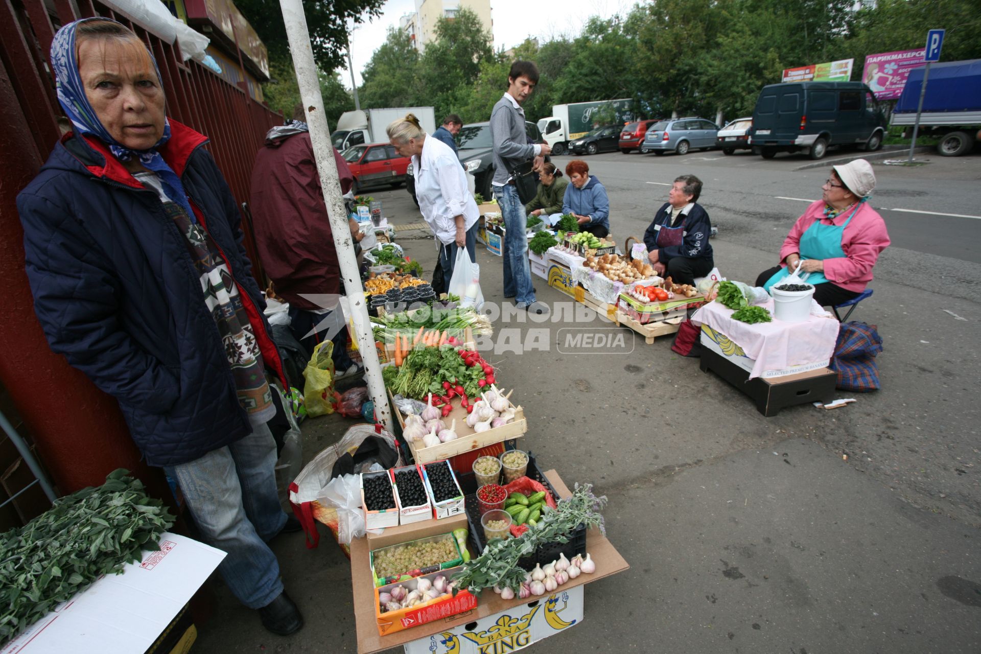 Уличная торговля. На снимке: продавцы и покупатели.