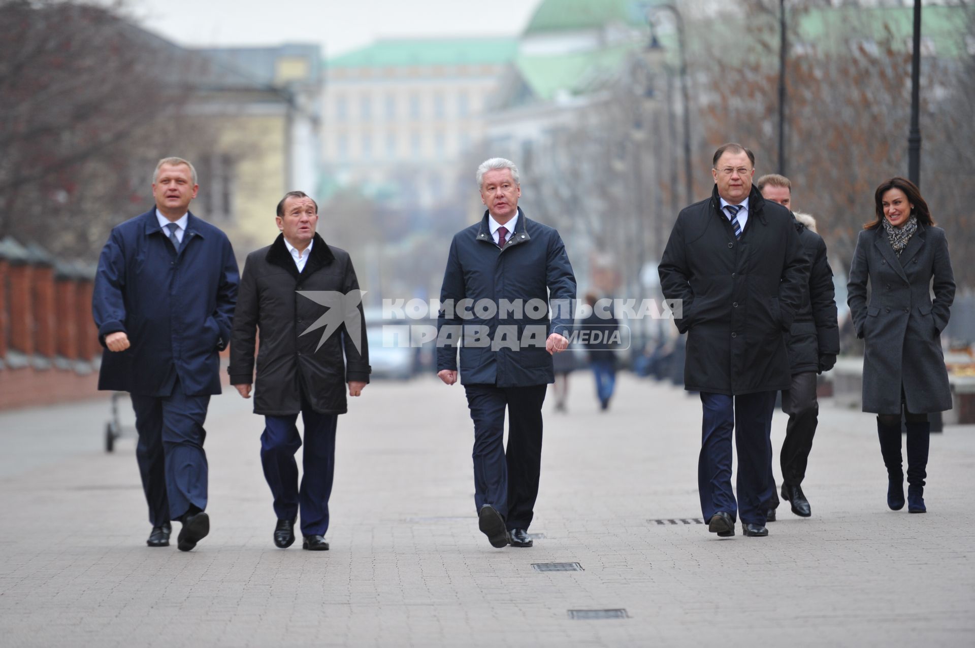 Открытие новой пешеходной зоны в районе `Замоскворечье`. На снимке (слева направо): руководитель Департамента культуры Москвы Сергей Капков, заместитель мэра Москвы по вопросам ЖКХ и благоустройства Петр Бирюков, мэр Москвы Сергей Собянин, префект ЦАО Виктор Фуер и пресс-секретарь мэра Москвы Гульнара Пенькова во время осмотра Лаврушинского переулка.