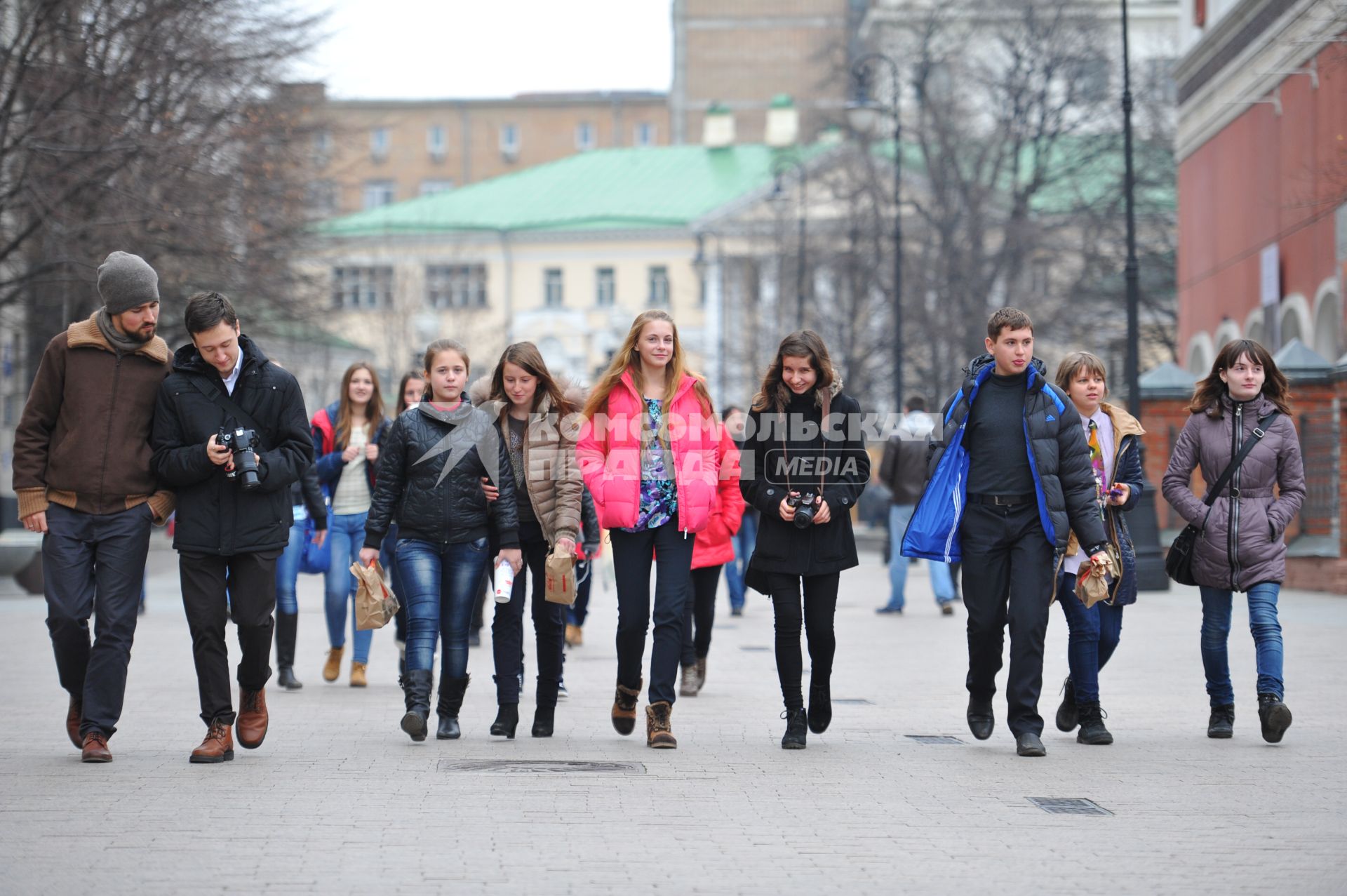 Открытие новой пешеходной зоны в районе `Замоскворечье`. Лаврушинский переулок. На снимке: подростки идут по улице.