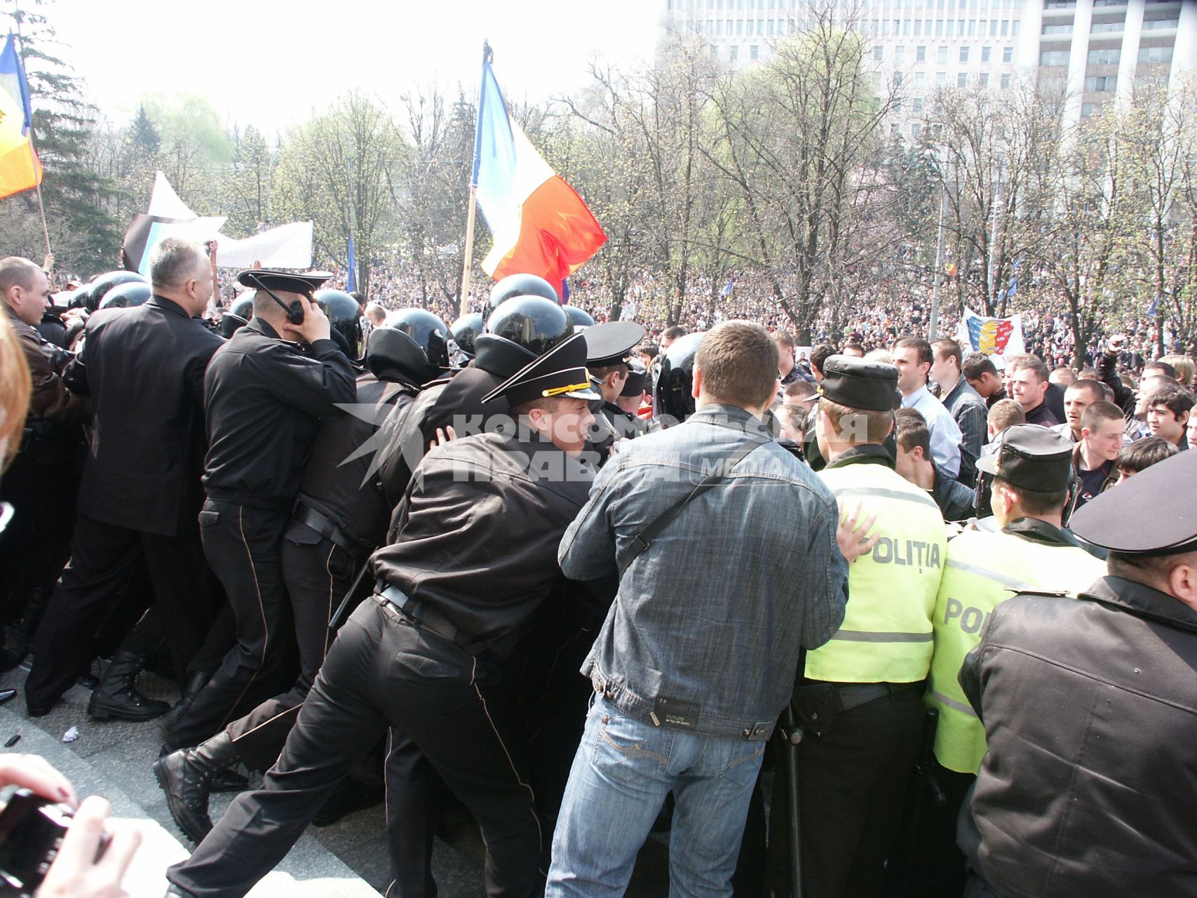 Массовые беспорядки в столице Молдавии Кишиневе. На снимке: