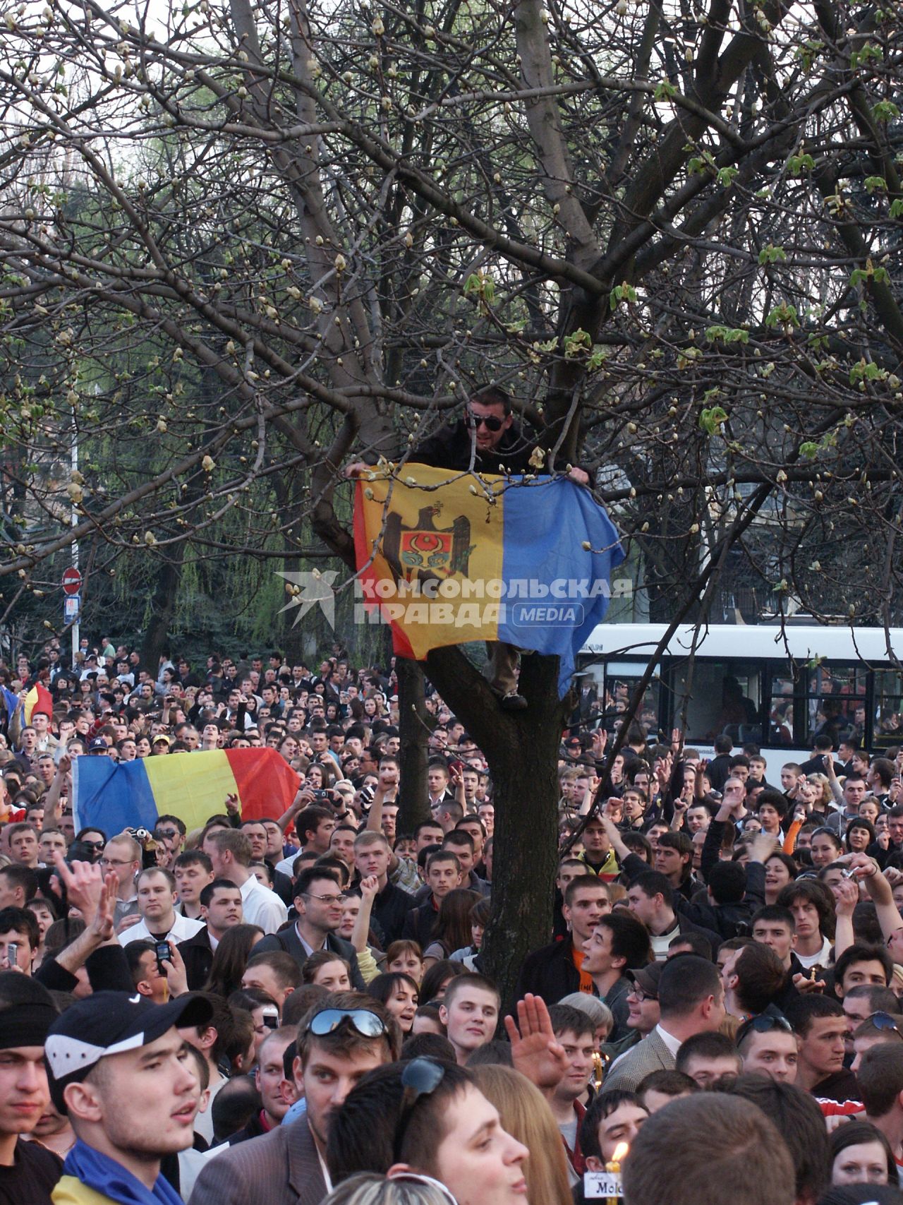 Массовые беспорядки в столице Молдавии Кишиневе. На снимке: толпа митингующих.