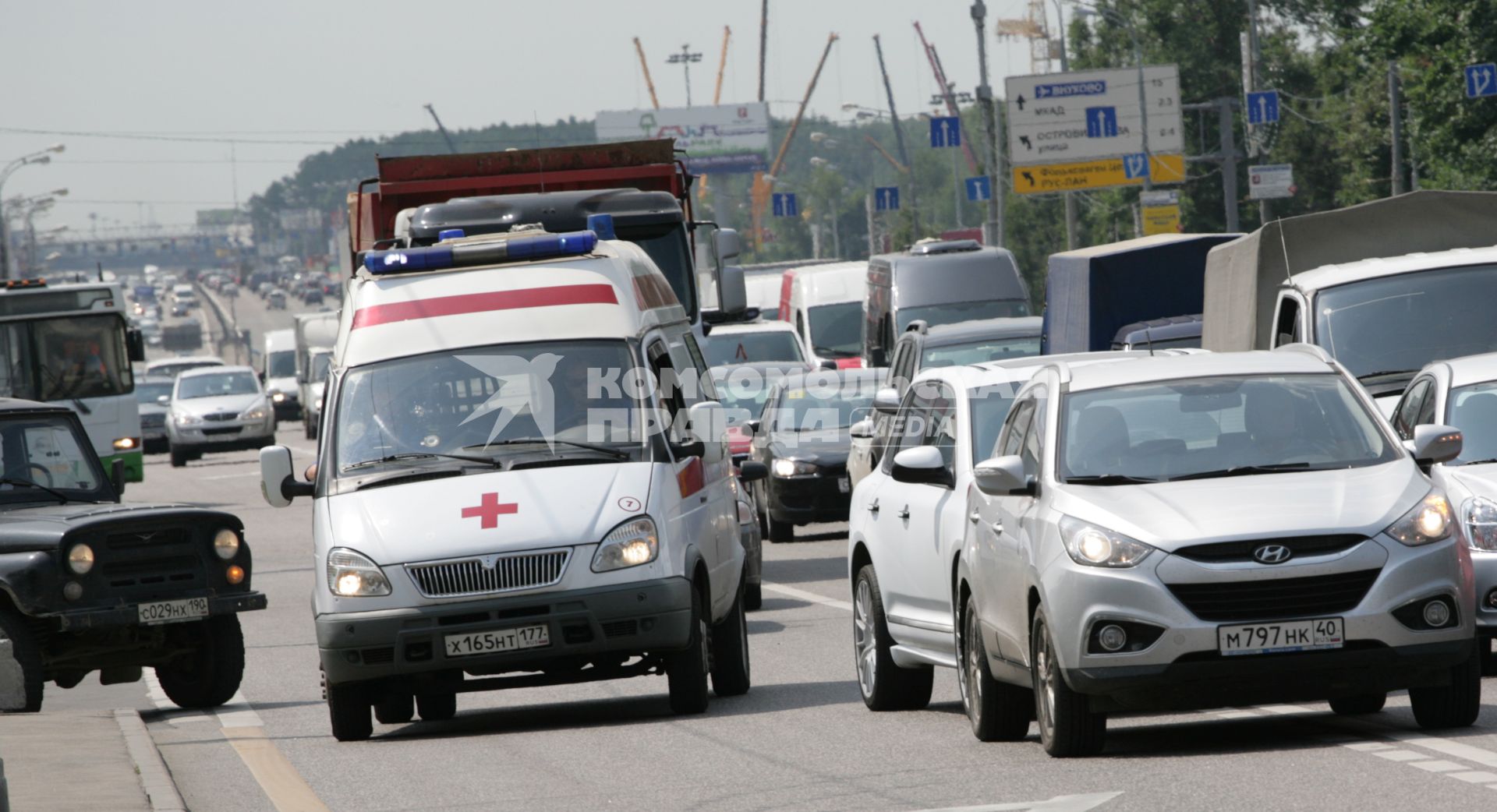 Машина скорой медицинской помощи в автомобильном потоке.