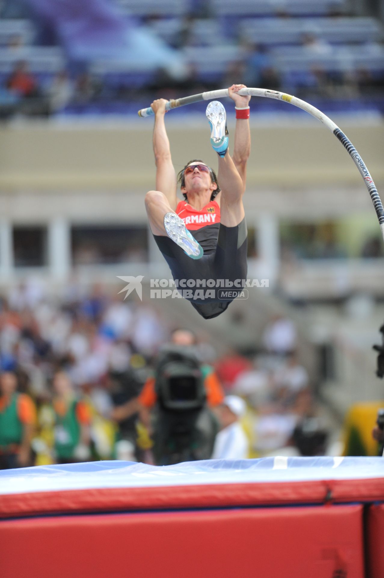 СК \"Лужники\". Чемпионат мира по легкой атлетике 2013. Финальные соревнования по прыжкам с шестом среди мужчин. На снимке:  немецкий спортсмен Мальте Мор