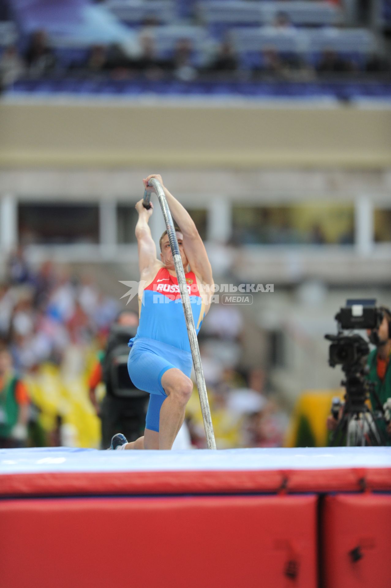 СК \"Лужники\". Чемпионат мира по легкой атлетике 2013. Финальные соревнования по прыжкам с шестом среди мужчин. На снимке:  российский спортсмен Сергей Кучеряну