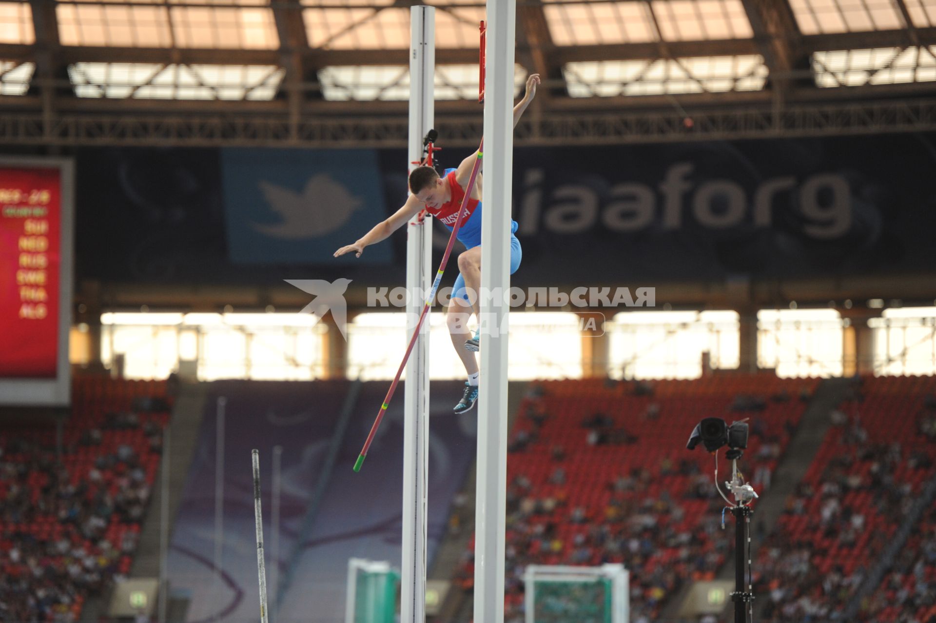 СК \"Лужники\". Чемпионат мира по легкой атлетике 2013. Финальные соревнования по прыжкам с шестом среди мужчин. На снимке:  российский спортсмен Сергей Кучеряну