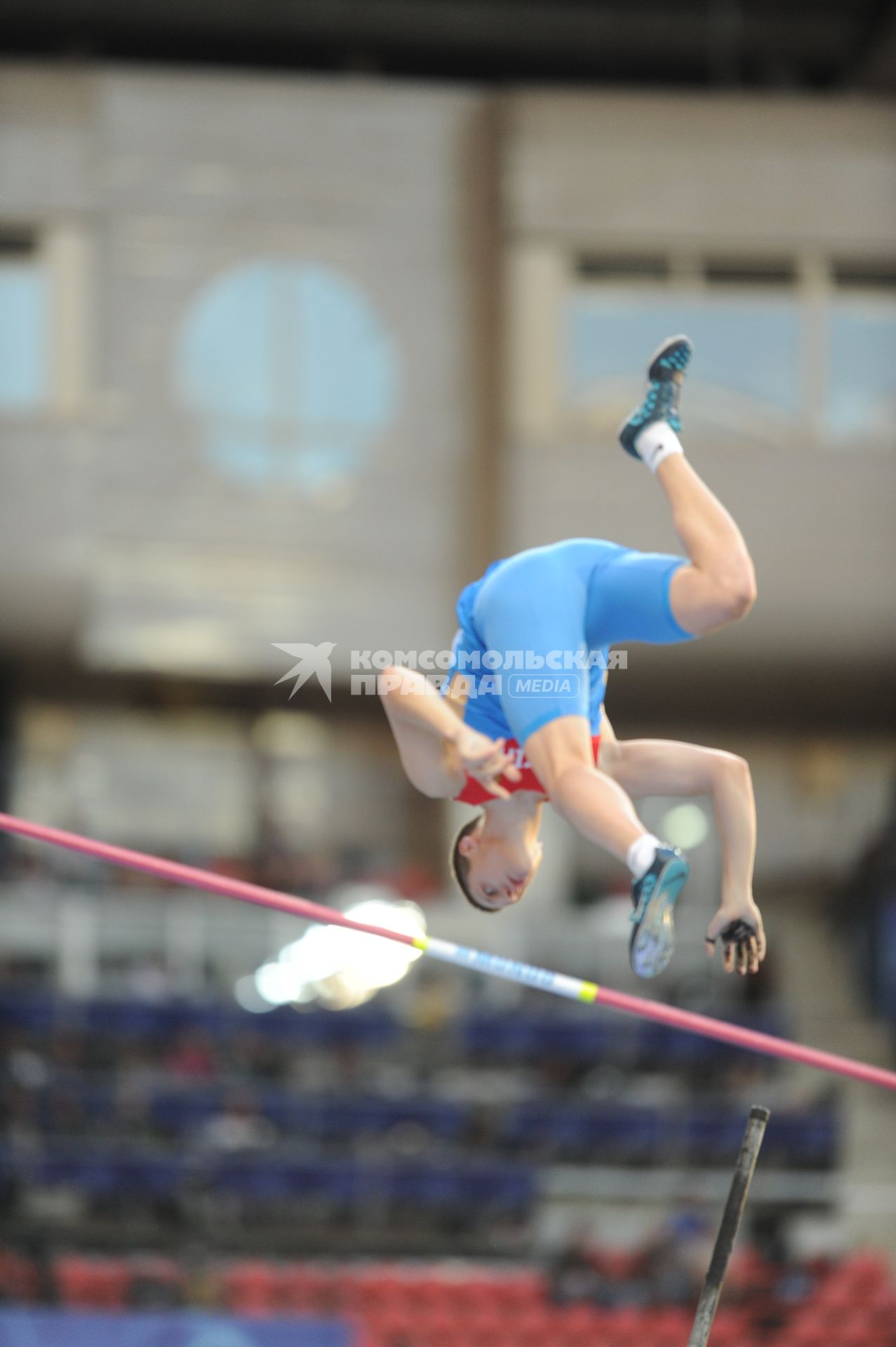 СК \"Лужники\". Чемпионат мира по легкой атлетике 2013. Финальные соревнования по прыжкам с шестом среди мужчин. На снимке:  российский спортсмен Сергей Кучеряну