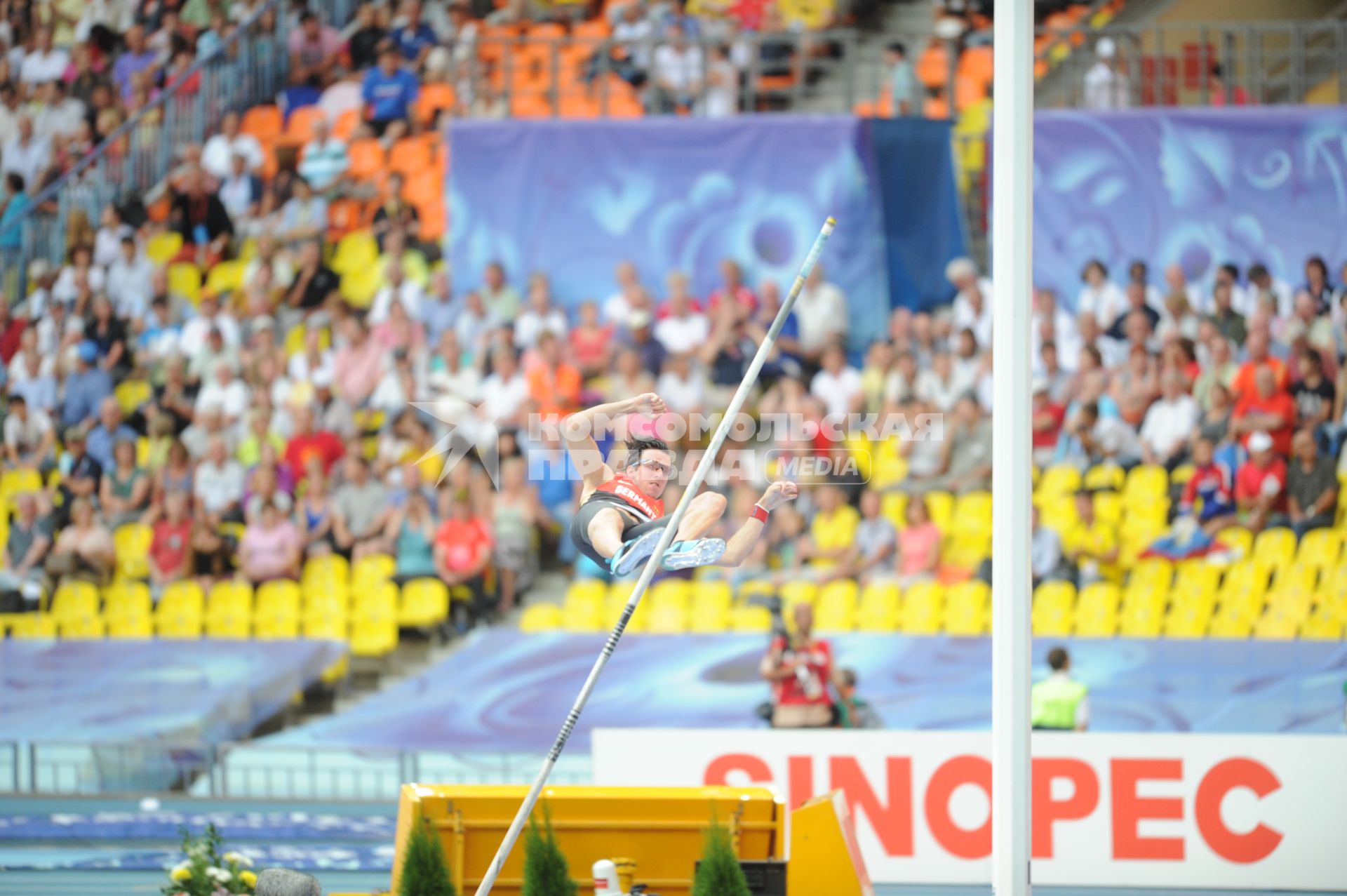 СК \"Лужники\". Чемпионат мира по легкой атлетике 2013. Финальные соревнования по прыжкам с шестом среди мужчин. На снимке:  немецкий спортсмен Мальте Мор