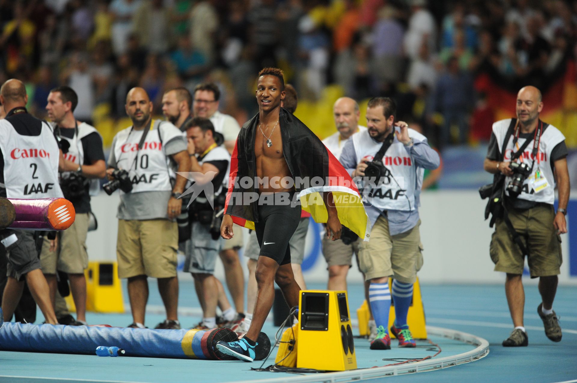 СК \"Лужники\". Чемпионат мира по легкой атлетике 2013. Финальные соревнования по прыжкам с шестом среди мужчин. На снимке:  немецкий Рафаэль Хольцдеппе после соревнований.