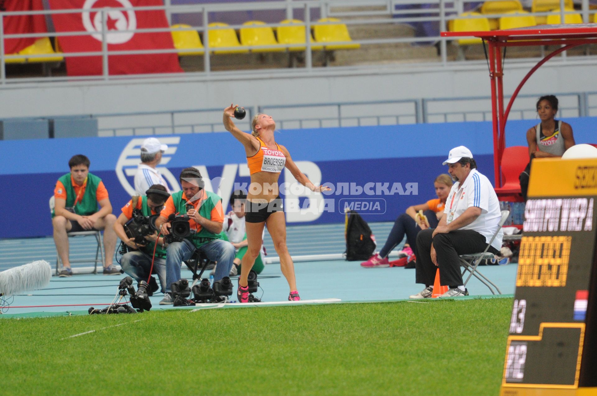 СК `Лужники`.  Чемпионат мира по легкой атлетике 2013. Семиборье. Толкание ядра.  На снимке: спортсменка Nadine Broersen (NED)