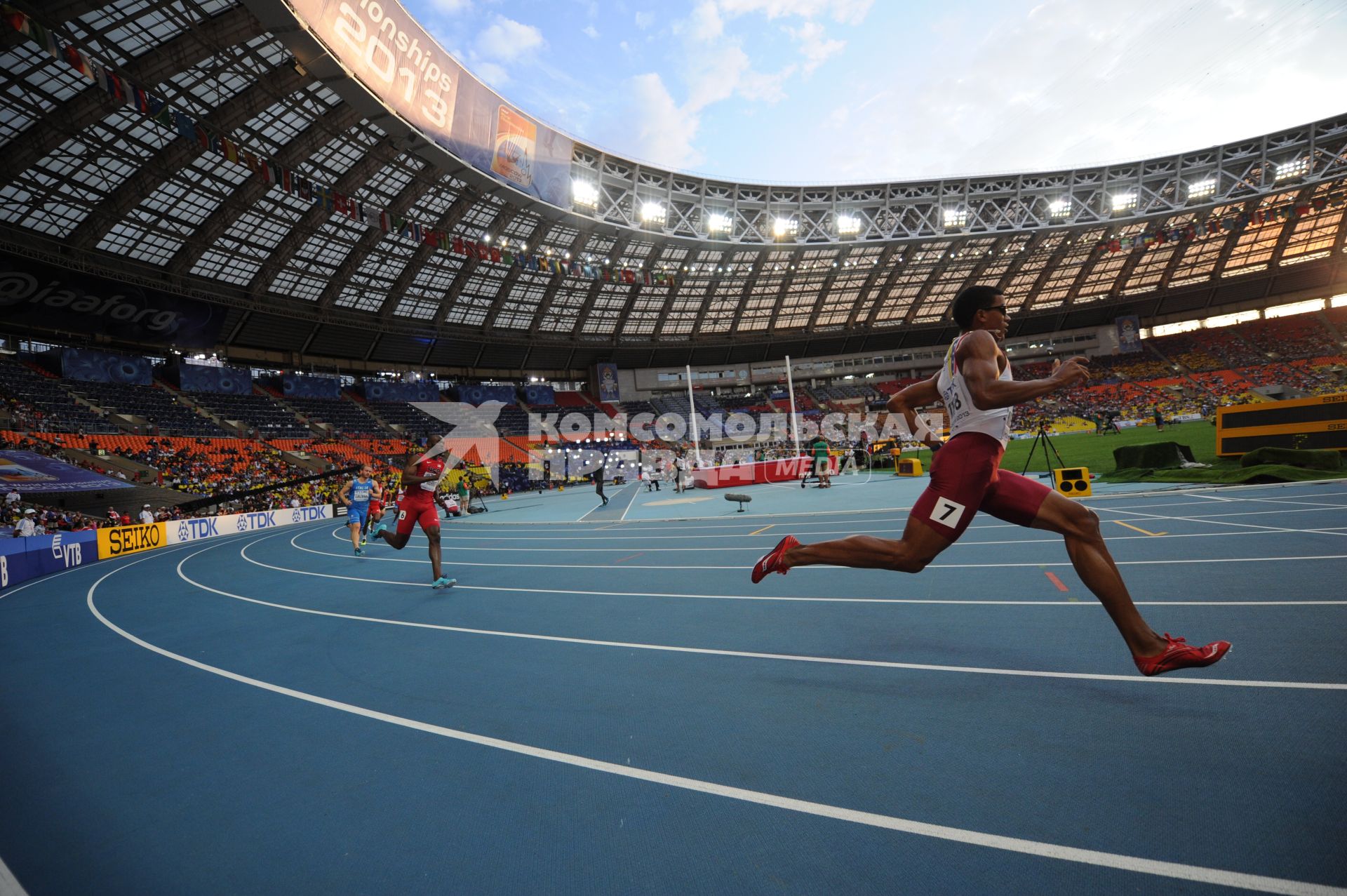 СК `Лужники`. Чемпионат мира по легкой атлетике 2013. Финальный забег на 400 метров среди мужчин. На снимке:  участники соревнования.