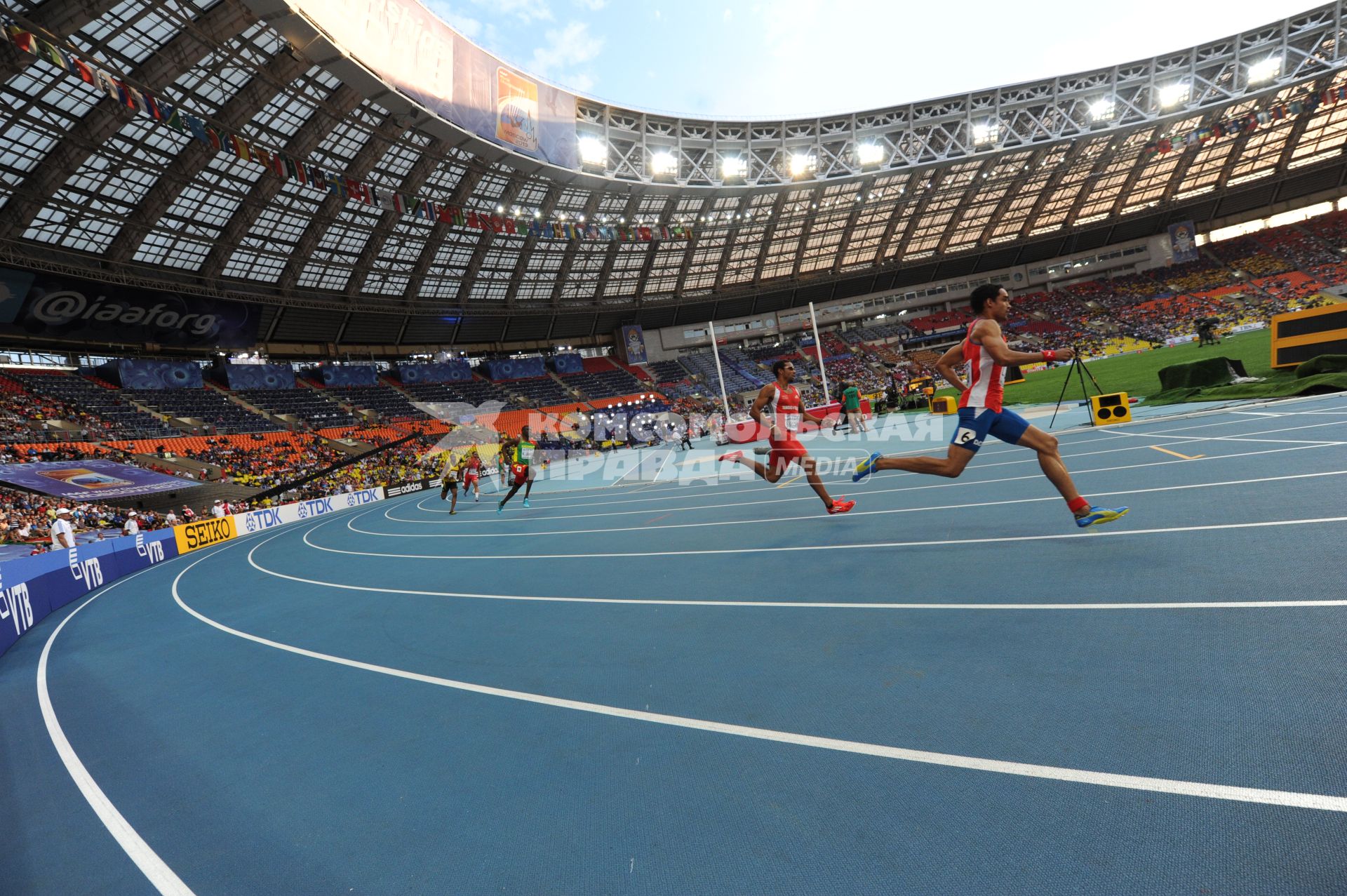 СК `Лужники`. Чемпионат мира по легкой атлетике 2013. Финальный забег на 400 метров среди мужчин. На снимке:  участники соревнования.