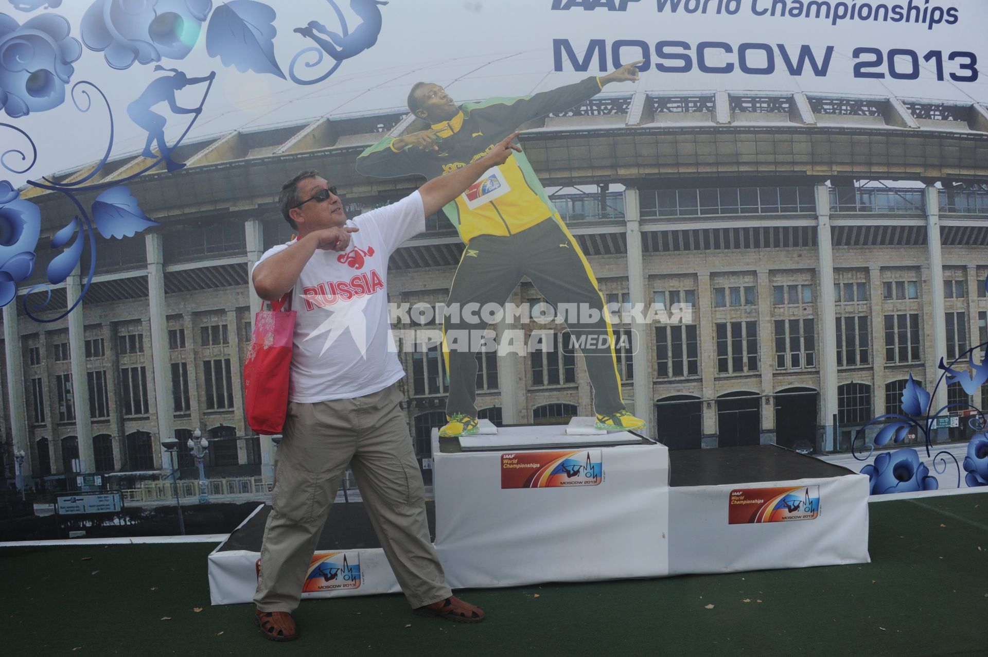 СК `Лужники`.  Чемпионат мира по легкой атлетике 2013.    На снимке:  мужчина рядом с  картонной фигурой ямайского спортсмена Усэйна Болта