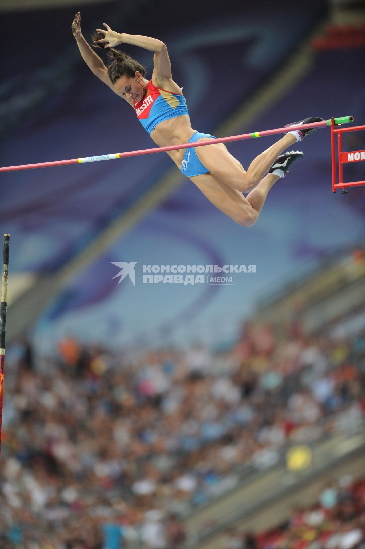 СК `Лужники`. Чемпионат мира по легкой атлетике 2013. Прыжки с шестом среди женщин. На снимке: российская спортсменка Елена Исинбаева во время соревнований.