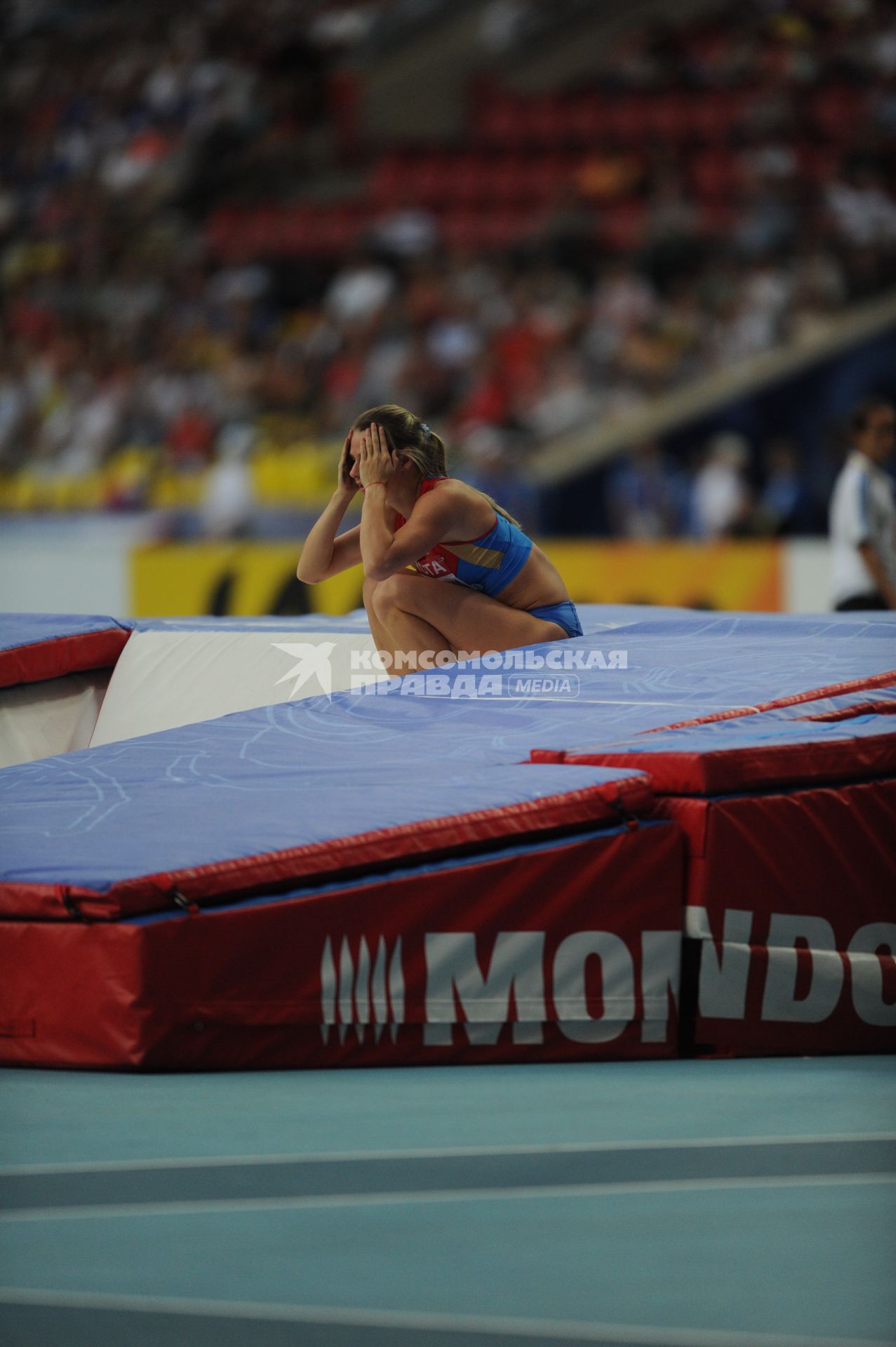 СК `Лужники`. Чемпионат мира по легкой атлетике 2013. Прыжки с шестом среди женщин. На снимке: российская спортсменка Елена Исинбаева во время соревнований.