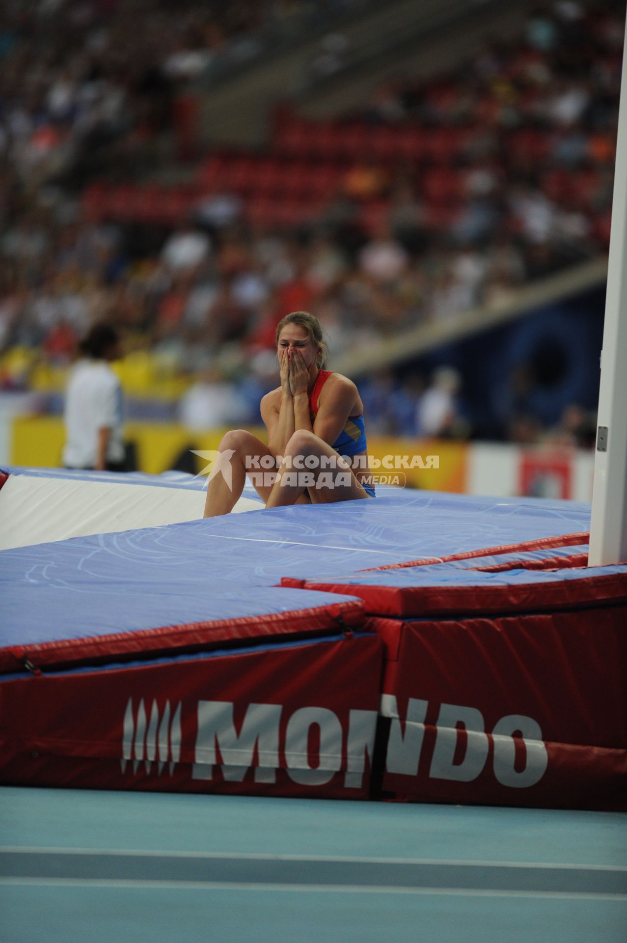 СК `Лужники`. Чемпионат мира по легкой атлетике 2013. Прыжки с шестом среди женщин. На снимке: российская спортсменка Елена Исинбаева во время соревнований.