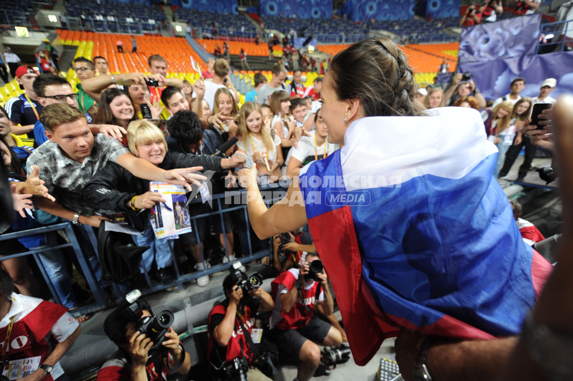 СК `Лужники`. Чемпионат мира по легкой атлетике 2013. Прыжки с шестом среди женщин. На снимке: российская спортсменка Елена Исинбаева, завоевавшая золотую медаль в финале соревнований.