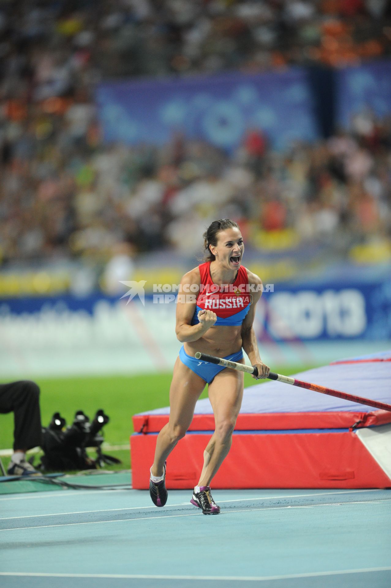 СК `Лужники`. Чемпионат мира по легкой атлетике 2013. Прыжки с шестом среди женщин. На снимке: российская спортсменка Елена Исинбаева