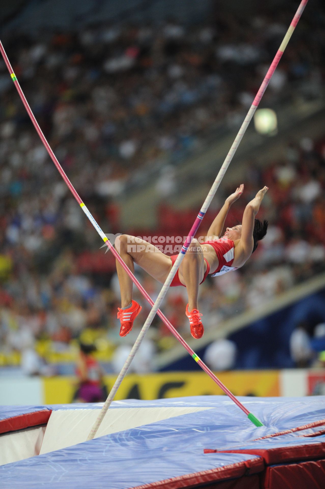 СК `Лужники`. Чемпионат мира по легкой атлетике 2013. Прыжки с шестом среди женщин. На снимке: легкоатлетка Дженнифер Сур (США) во время апыжка.