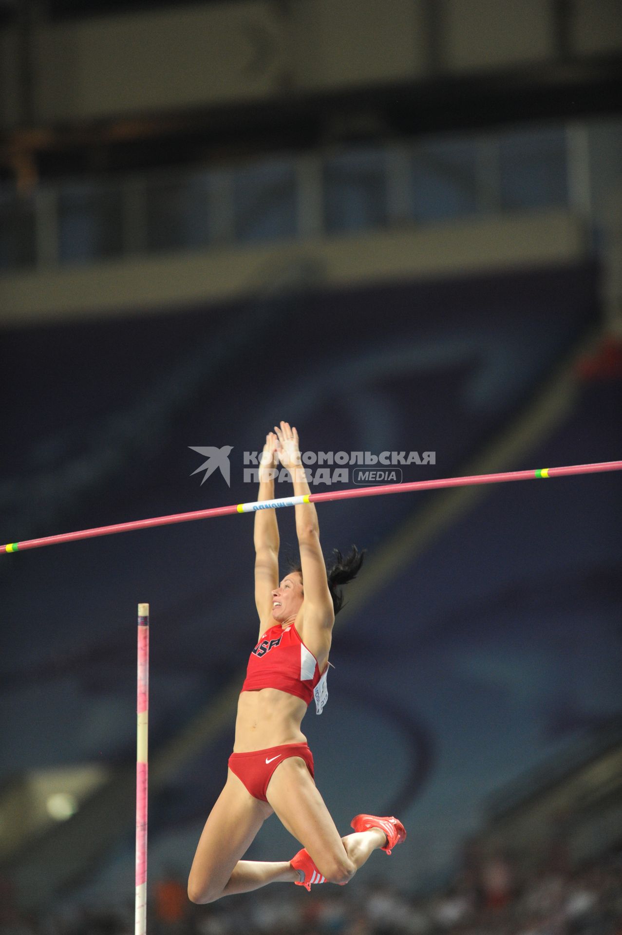 СК `Лужники`. Чемпионат мира по легкой атлетике 2013. Прыжки с шестом среди женщин. На снимке: легкоатлетка Дженнифер Сур (США) во время апыжка.