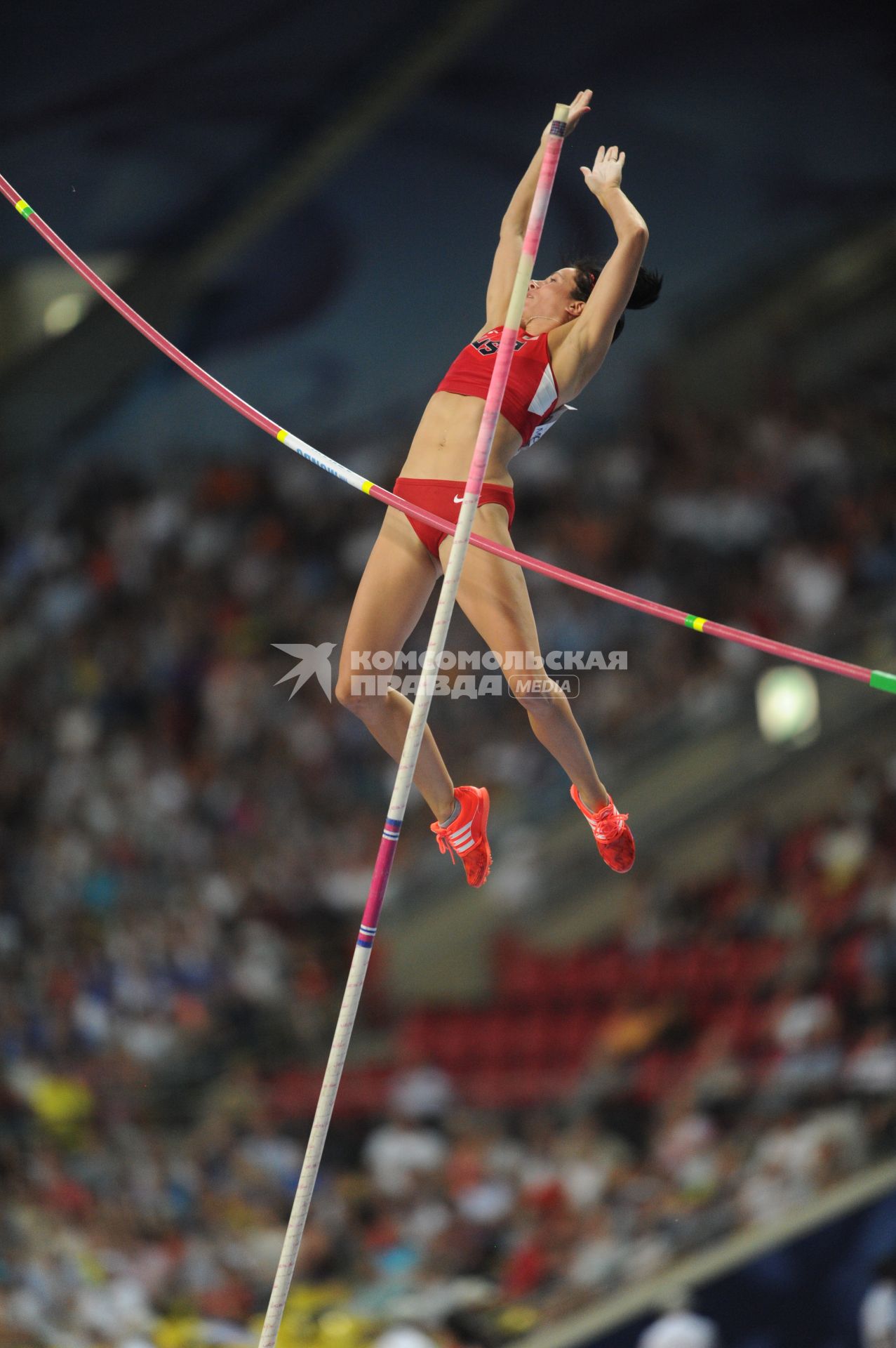 СК `Лужники`. Чемпионат мира по легкой атлетике 2013. Прыжки с шестом среди женщин. На снимке: легкоатлетка Дженнифер Сур (США) во время апыжка.